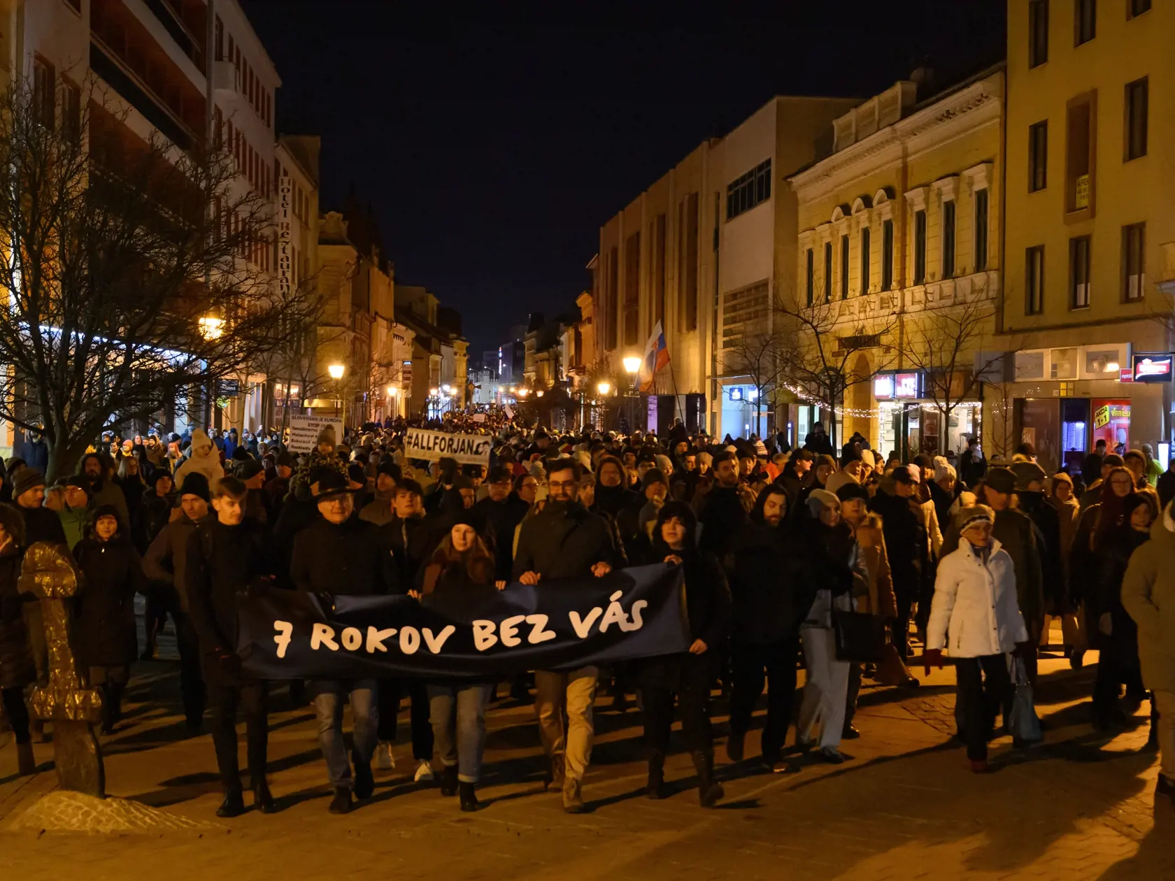 Na snímke účastníci spoločného zhromaždenia  pri príležitosti 7. výročia vraždy Jána Kuciaka a Martiny Kušnírovej a iniciatívy Mier Ukrajine v Nitre v piatok 21. februára 2025. Novinára Jána Kuciaka a jeho snúbenicu Martinu Kušnírovú zavraždili 21. februára 2018 v ich rodinnom dome vo Veľkej Mači v okrese Galanta. Najpravdepodobnejším motívom bola podľa polície jeho investigatívna žurnalistická práca.