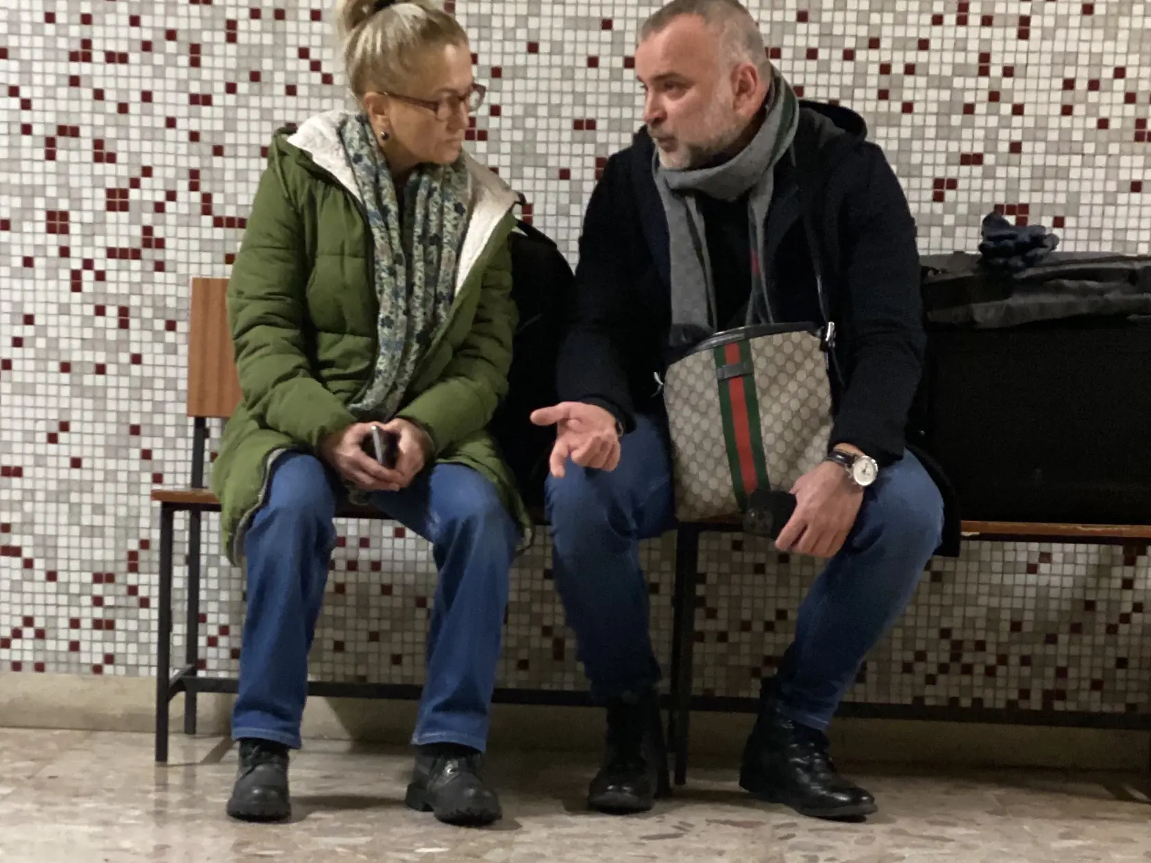 Obžalovaná Zuzana Kosar Černáková (45) prišla na súdne pojednávanie vo štvrtok sama. Nosí monitorovací náramok, keď prišla k pojednávacej miestnosti, začal aj pípať.