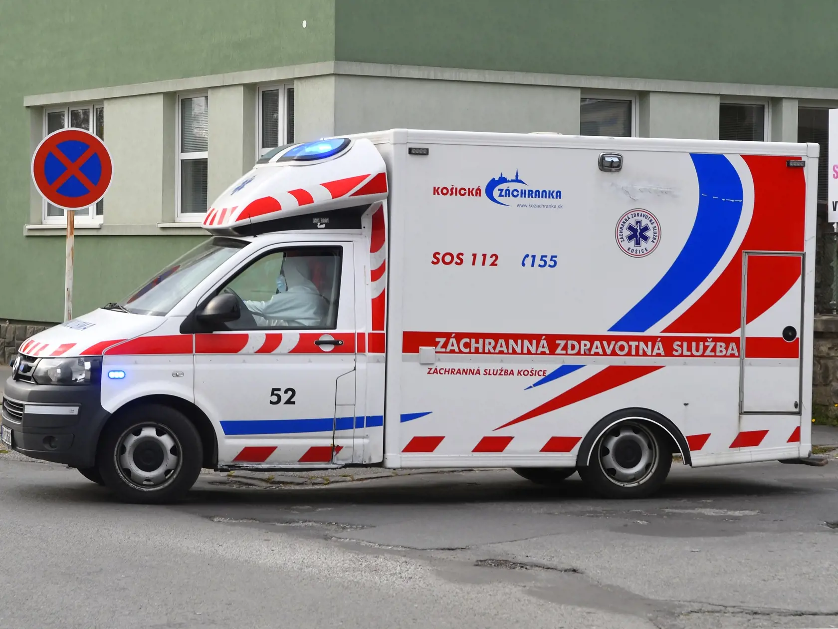 Na snímke vodič v ochrannom odeve šoféruje sanitku von z areálu Fakultnej nemocnice J. A. Reimana v Prešove. Prešov 22. októbra 2021 FOTO TASR – Milan Kapusta
