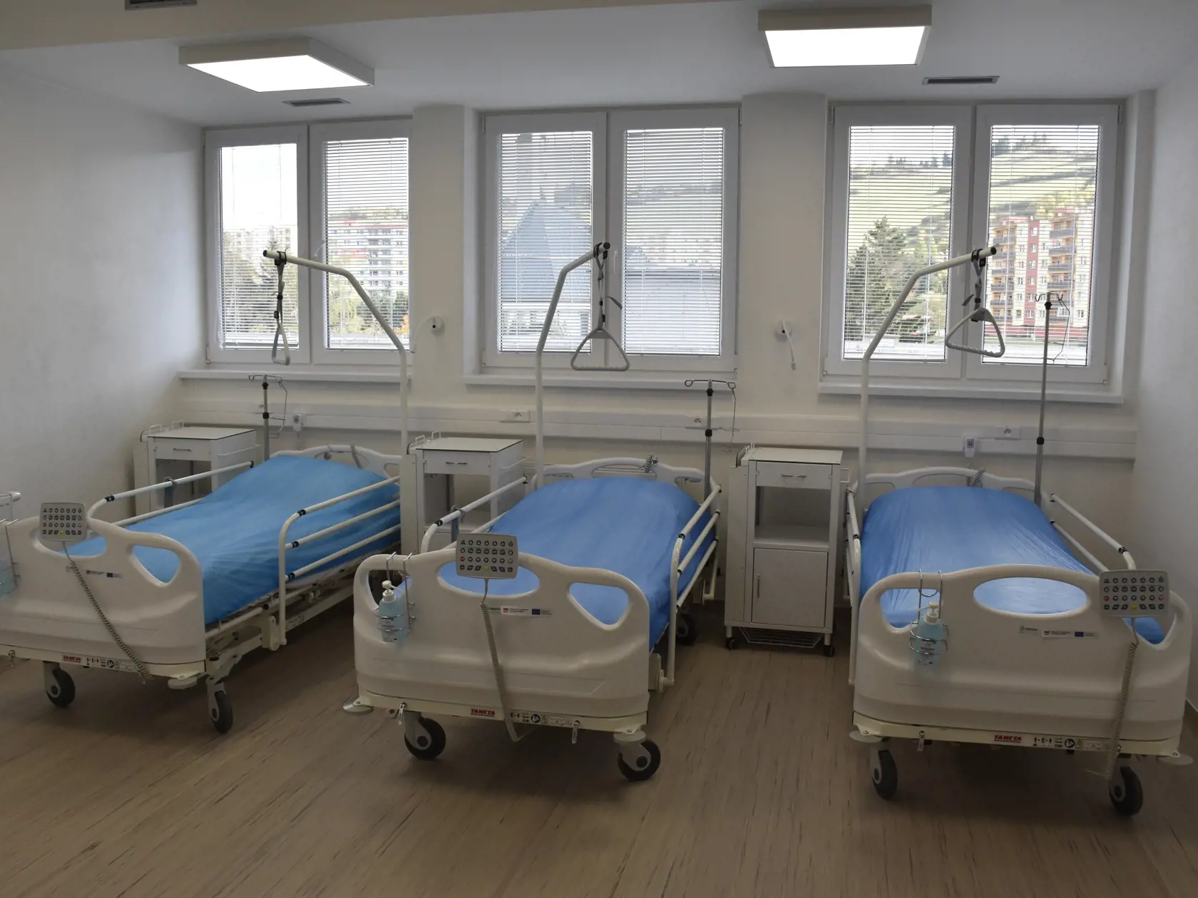 Dolnooravská nemocnica s poliklinikou v Dolnom Kubíne bude poskytovať zdravotnú starostlivosť v zmodernizovanej a rozšírenej lôžkovej časti ortopedického oddelenia. Riaditeľ nemocnice Jozef Mintál počas piatkového otvorenia priestorov informoval, že vznikli komplexnou prestavbou starých operačných sál. Na snímke novootvorené priestory ortopédie v dolnokubínskej nemocnici, 22. októbra 2021. FOTO TASR - Miroslava Mlynárová
