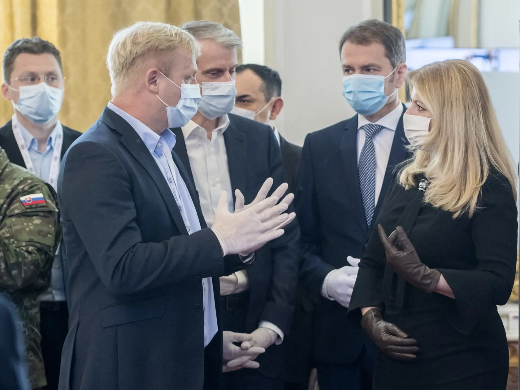 Prezidentka SR Zuzana Čaputová (vpravo) navštívila krízový štáb na Úrade vlády SR. Na snímke zľava predseda Lekárskeho odborového združenia (LOZ) Peter Visolajský, člen permanentného krízového štábu Peter Škodný a premiér SR Igor Matovič v Bratislave v piatok 3. apríla 2020. FOTO TASR - Martin Baumann