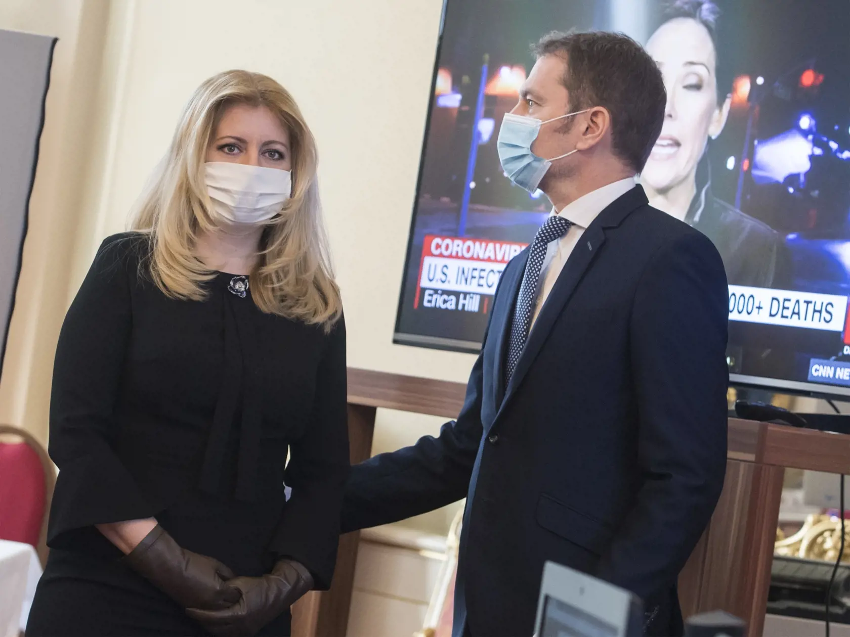 Na snímke zľava prezidentka SR Zuzana Čaputová a premiér SR Igor Matovič počas návštevy krízového štábu na Úrade vlády SR v Bratislave v piatok 3. apríla 2020. FOTO TASR - Martin Baumann