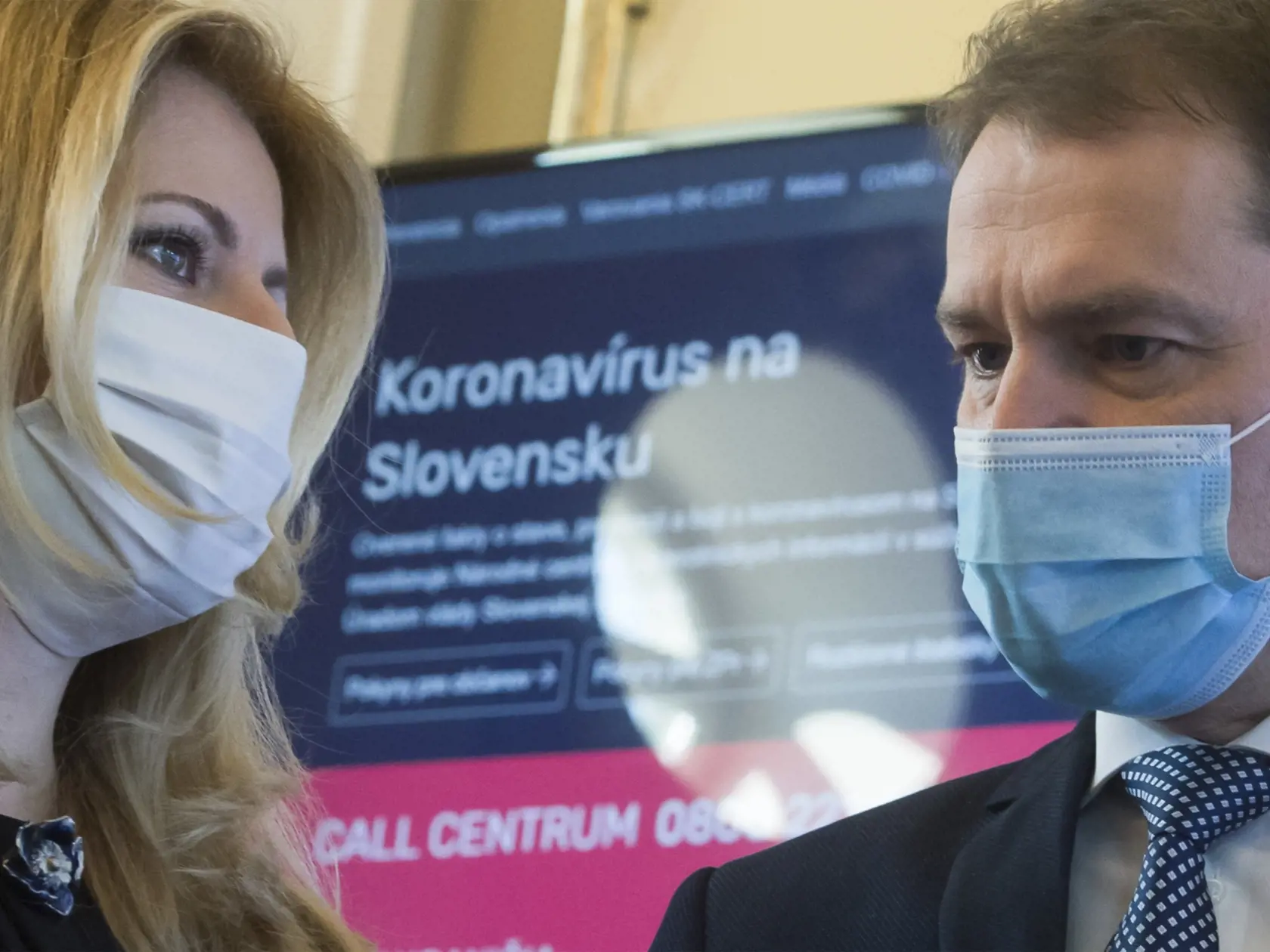 Na snímke zľava prezidentka SR Zuzana Čaputová a premiér SR Igor Matovič počas návštevy krízového štábu na Úrade vlády SR v Bratislave v piatok 3. apríla 2020. FOTO TASR - Martin Baumann