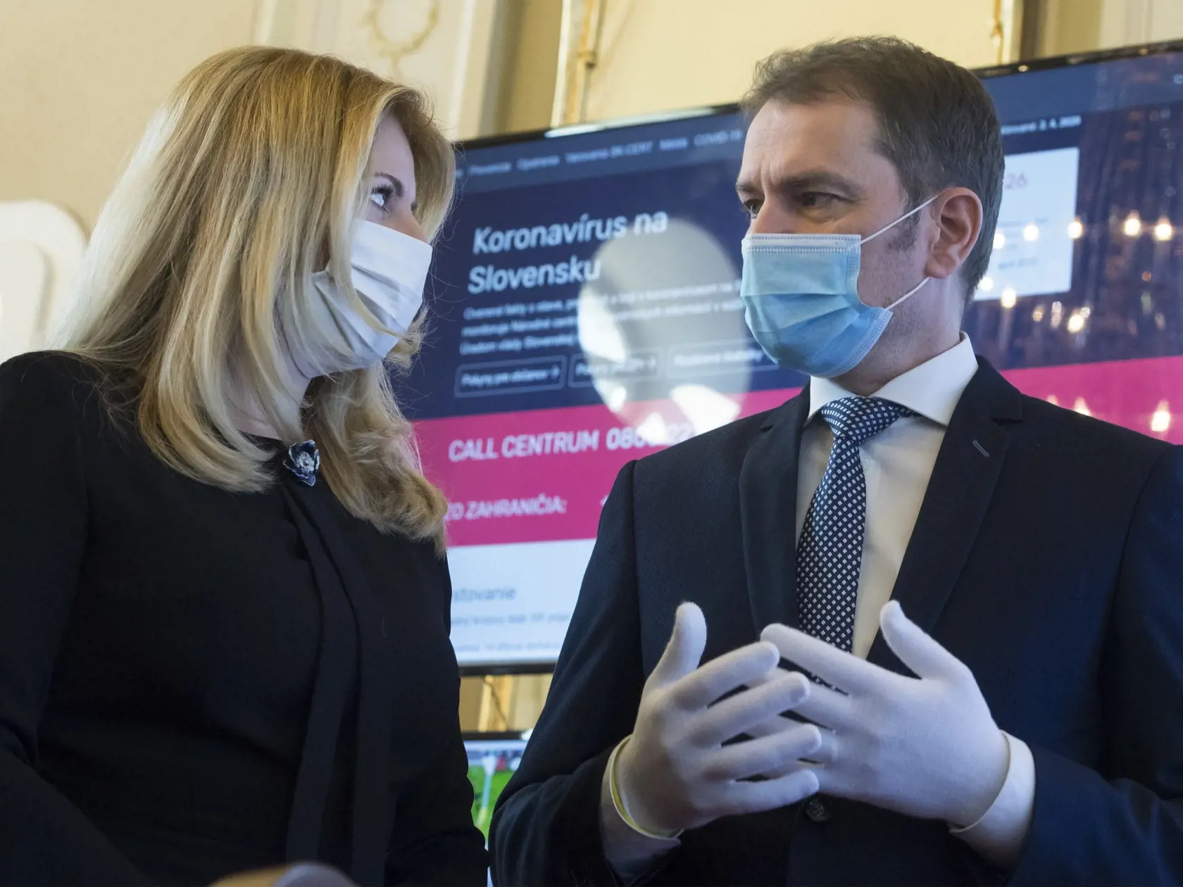 Na snímke zľava prezidentka SR Zuzana Čaputová a premiér SR Igor Matovič počas návštevy krízového štábu na Úrade vlády SR v Bratislave v piatok 3. apríla 2020. FOTO TASR - Martin Baumann