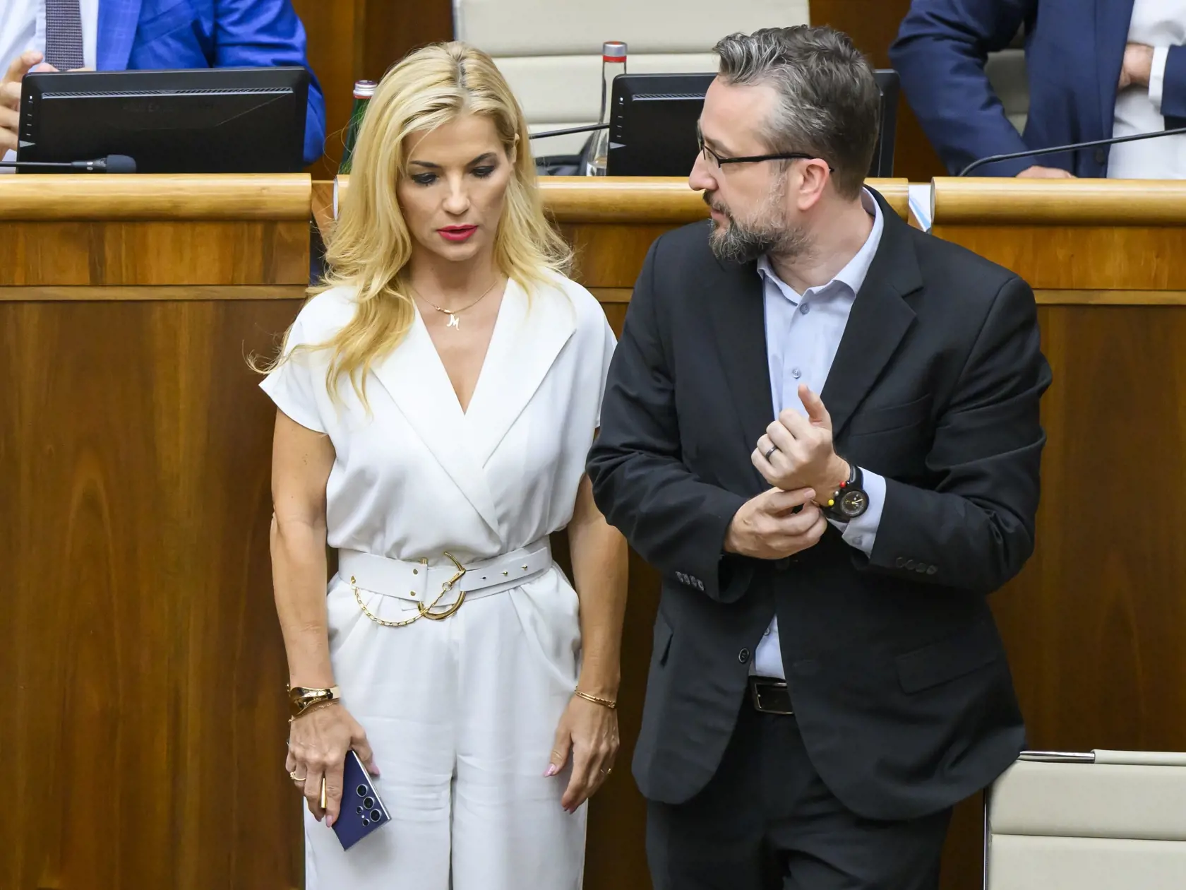 Na snímke ministerka kultúry Martina Šimkovičová (nominantka SNS) a podpredseda Národnej rady (NR) SR Ľuboš Blaha diskutujú pred hlasovaním o zákone o STVR na 15. schôdzi parlamentu v Bratislave vo štvrtok 20. júna 2024. FOTO TASR - Jaroslav Novák   