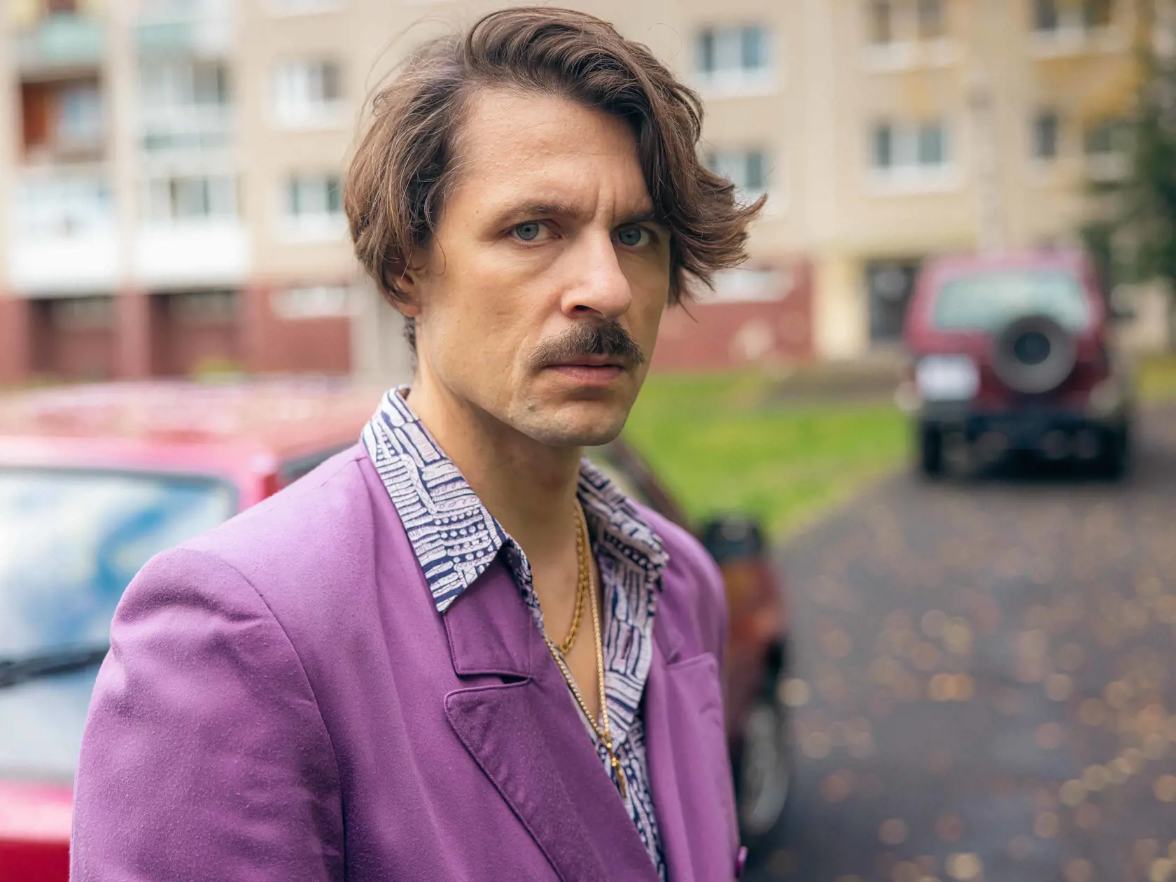 Juraj Loj si vo filme Černák prešiel výraznou premenou. Zmenil sa na poriadne odpudivého a nepríťažlivého chlapíka. 