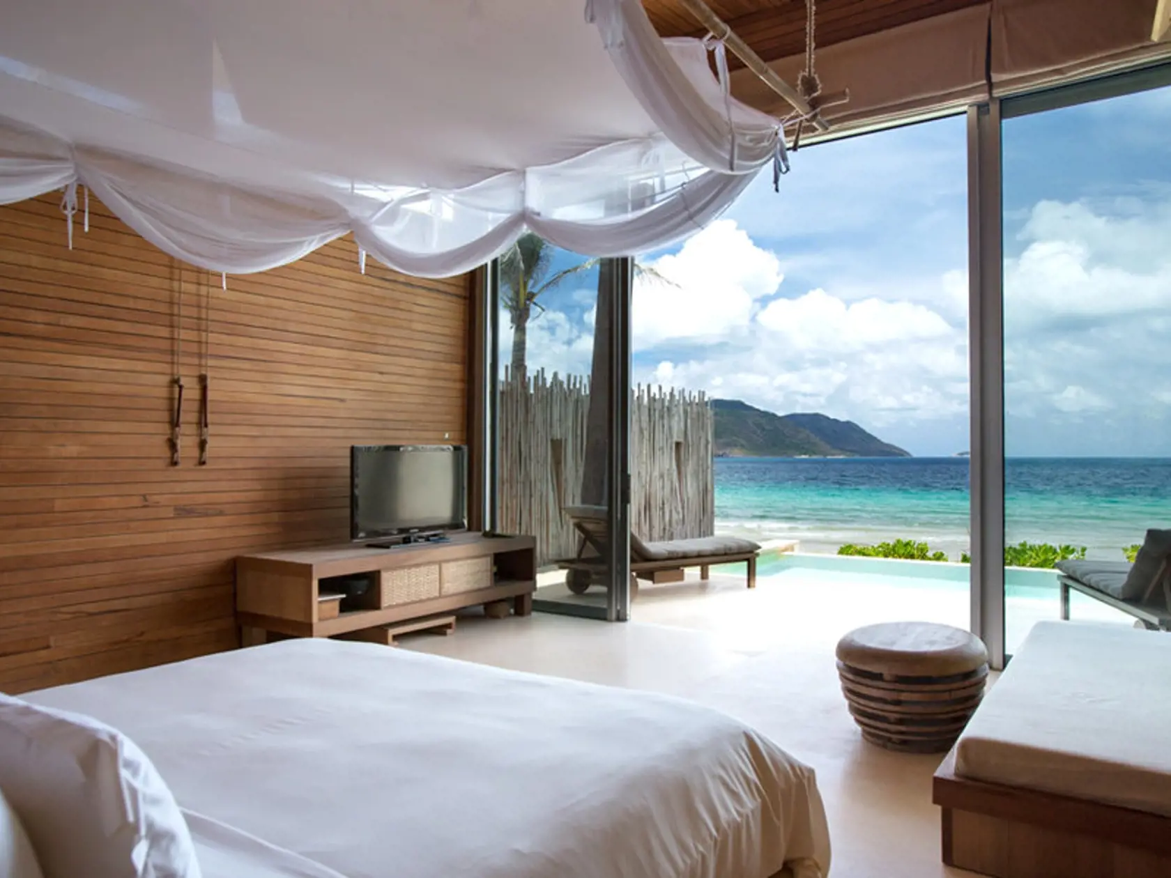 Eko hotel Six Senses stojí na pobreží súkromnej pláže s úžasným výhľadom na ostrovy Snap-Worthy a z jeho panenskej krásy odpadnete rovnako ako z jeho ekologických vychytávok.