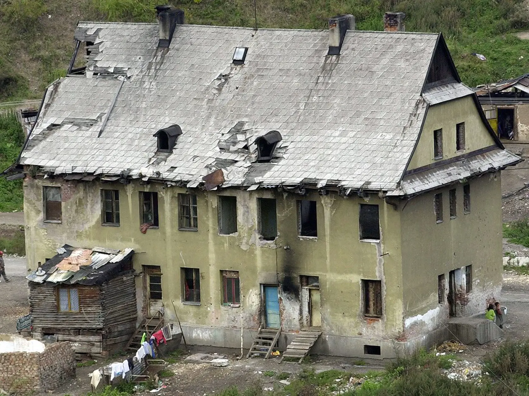 Budova, ktorá patrila v minulosti baniam a do ktorej sa napriek zákazu nasťahovali Rómovia. (archívne foto)