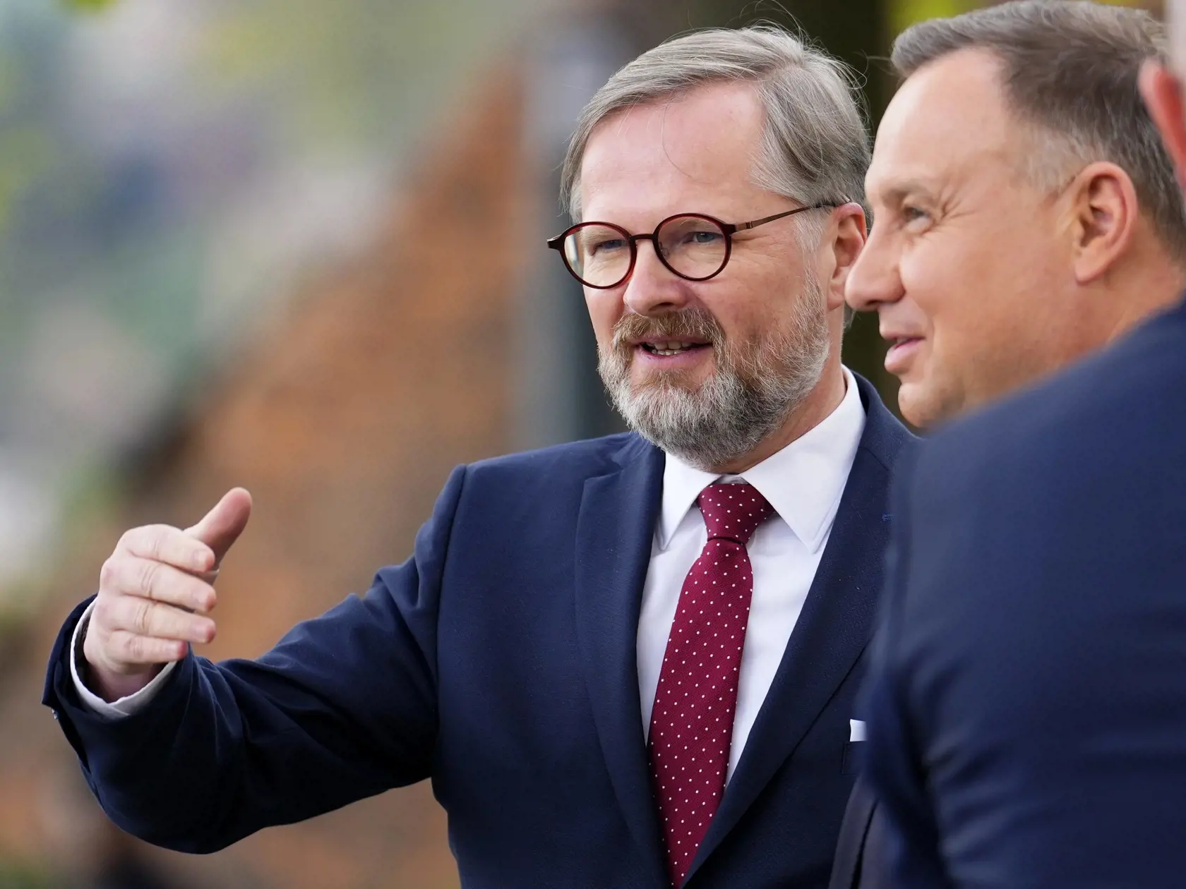JB 4 Praha - Český premiér Petr Fiala (vľavo) hovorí s poľským prezidentom Andrzejom Dudom počas privítania pred ich stretnutím v Prahe 27. apríla 2022. FOTO TASR/AP

Czech Republic's Prime Minister Petr Fiala, left, welcomes Poland's President Andrzej Duda, right, as they meet in Prague, Czech Republic, Wednesday, April 27, 2022. (AP Photo/Petr David Josek)