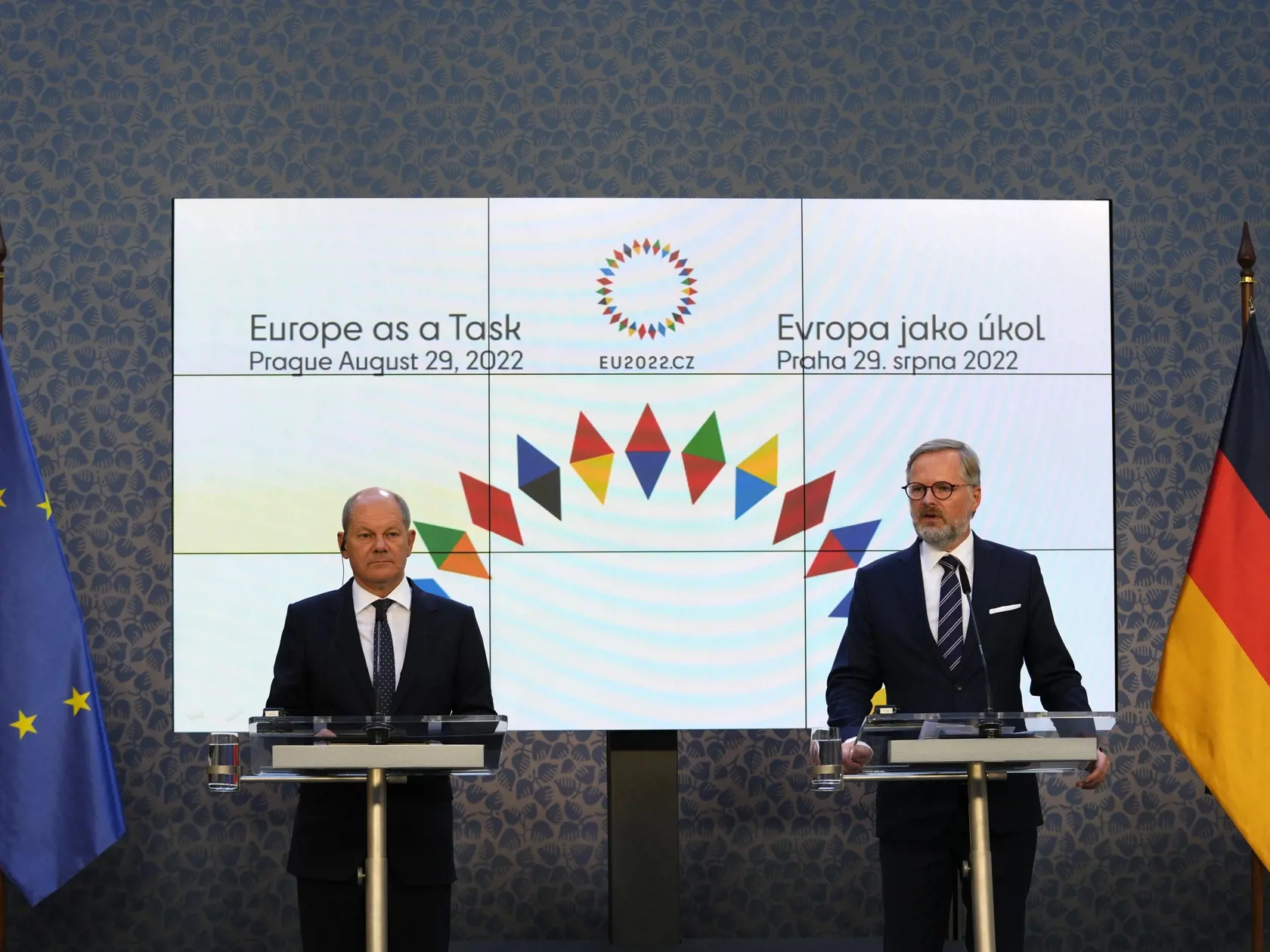 WA 54 Praha - Nemecký kancelár Olaf Scholz (vľavo) a český premiér Petr Fiala počas spoločnej tlačovej konferencie v Prahe v pondelok 29. augusta 2022. Nemecký kancelár Olaf Scholz v pondelok navštívil Prahu. Bola to jeho prvá cesta do českej metropoly vo funkcii šéfa kabinetu.FOTO TASR/AP 

Czech Republic's Prime Minister Petr Fiala, right, and German Chancellor Olaf Scholz hold a press conference at the government's headquarters in Prague, Czech Republic, Monday, Aug. 29, 2022. (AP Photo/Petr 