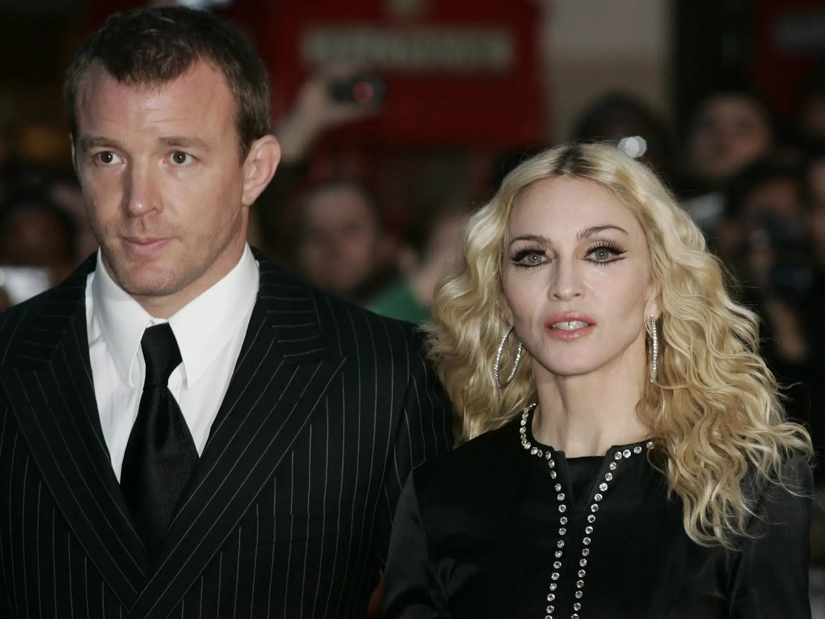 Guy Ritchie a Madonna: Rozviedli sa v 2008. Minulý rok bojovali o syna. Ten žije aktuálne s otcom.