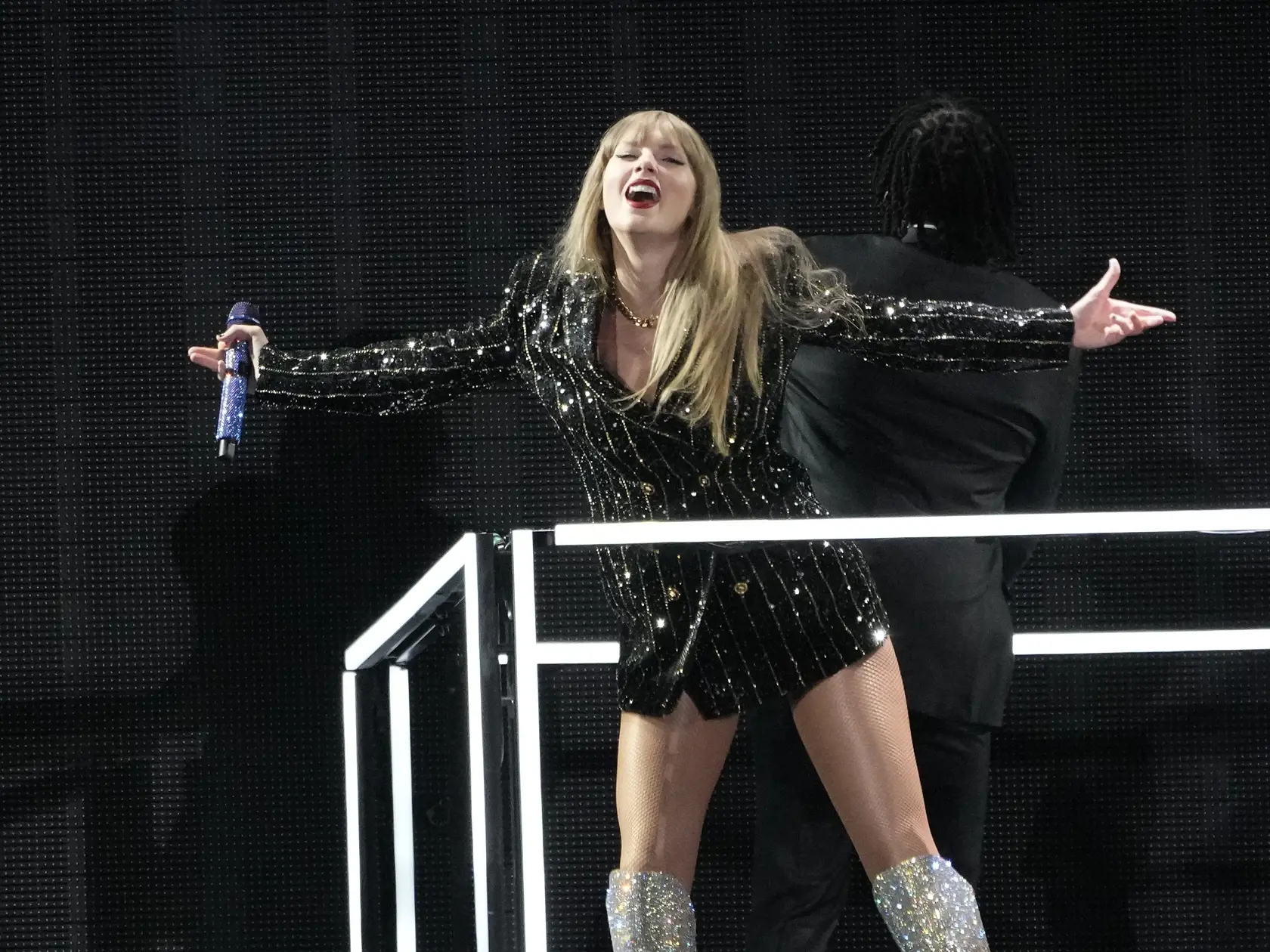 EBE 24 Los Angeles - Na snímke americká speváčka Taylor Swiftová vystupuje na koncerte v rámci turné The Eras Tour na štadióne SoFi Stadium v americkom Los Angeles v noci na 8. augusta 2023. FOTO TASR/AP


Taylor Swift performs during "The Eras Tour," Monday, Aug. 7, 2023, at SoFi Stadium in Los Angeles. (AP Photo/Chris Pizzello)