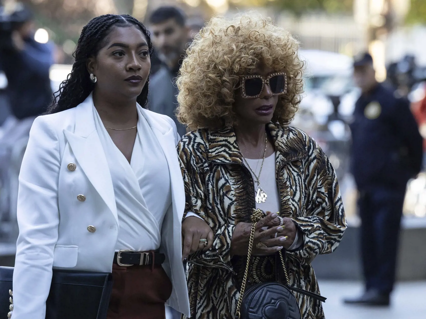 Na snímke Janice Combsová, matka amerického rapera Seana "Diddy" Combsa, prichádza na federálny súd 10. októbra 2024 v New Yorku. Americký raper Sean "Diddy" Combs sa 5. mája budúceho roka postaví pred federálny súd pre obvinenia z obchodovania s bielym mäsom a vydierania. Combs je od svojho zadržania v polovici septembra vo väzbe. TASR informuje podľa správ agentúr AP, Reuters a televízie BBC. Combs (54) podľa obžaloby roky zneužíval ženy. Prokuratúra ho v obžalobe opísala ako šéfa zločineckej skupiny, ktorá zneužívala ženy a hrozbami násilia ich nútila k účasti na drogových orgiách, uvádza BBC. Pomocou siete spolupracovníkov následne svoje obete vydieral, unášal a fyzicky napádal, aby zachovali mlčanlivosť. V prípade usvedčenia mu hrozí trest odňatia slobody vo výške 15 rokov až doživotie.