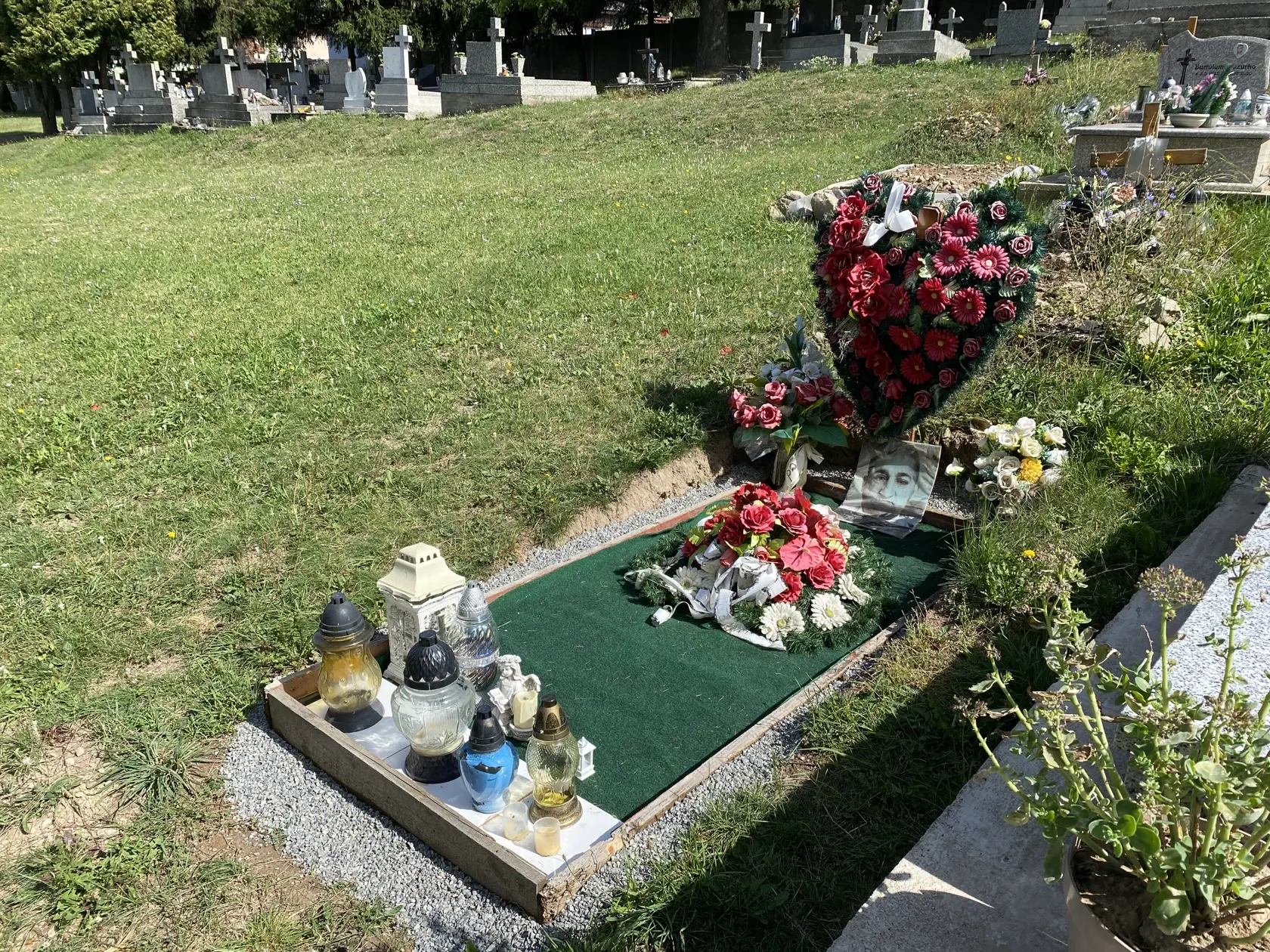 Hrob pred rokom zosnulého starostu obce Žehňa (okres Prešov) Atillu Géňu.