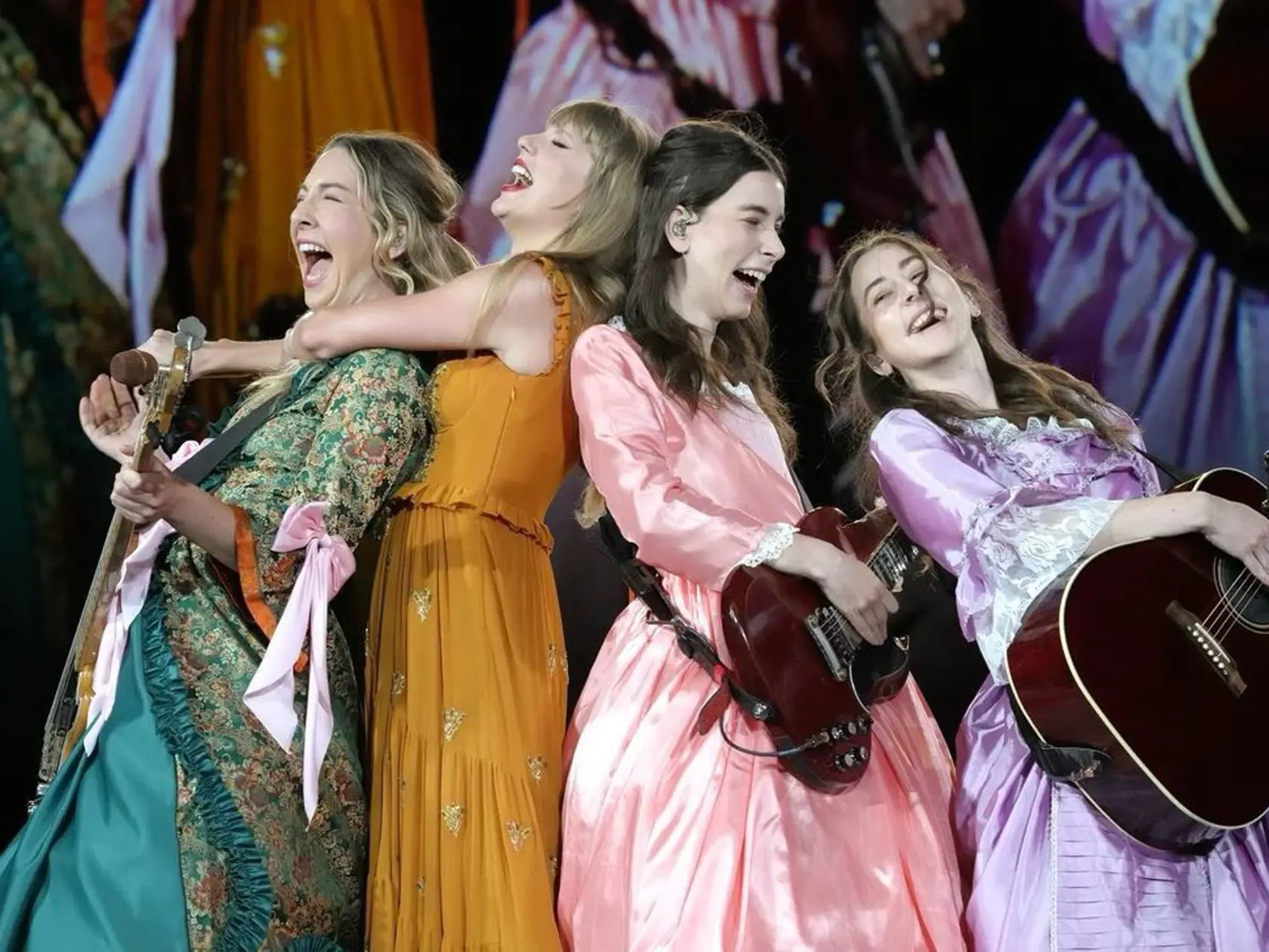 Taylor Swift na svojom turné ERAS TOUR predvádza životnú formu a skvelé outfity.