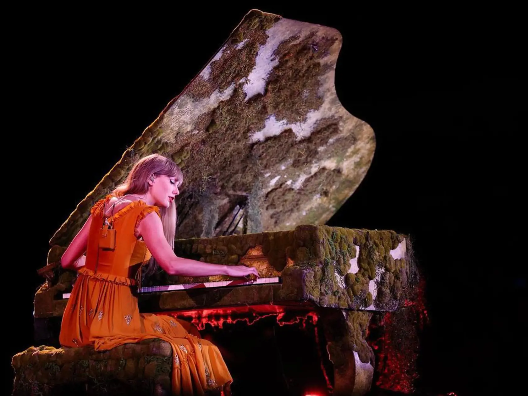 Taylor Swift na svojom turné ERAS TOUR predvádza životnú formu a skvelé outfity.