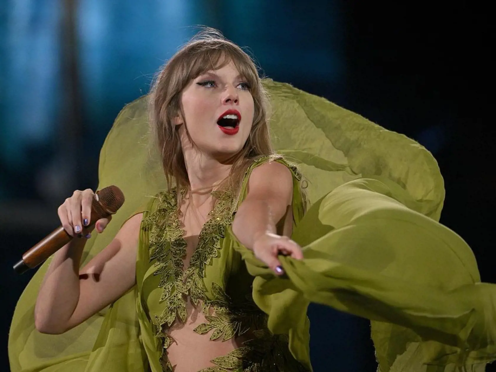 Taylor Swift na svojom turné ERAS TOUR predvádza životnú formu a skvelé outfity.