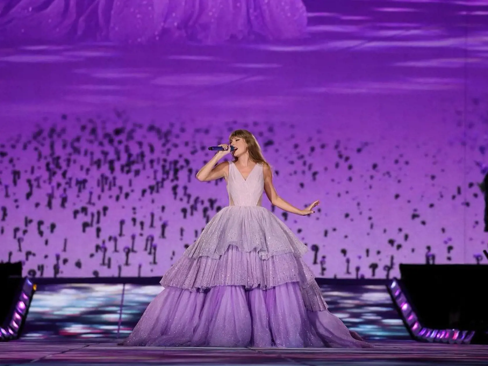 Taylor Swift na svojom turné ERAS TOUR predvádza životnú formu a skvelé outfity.