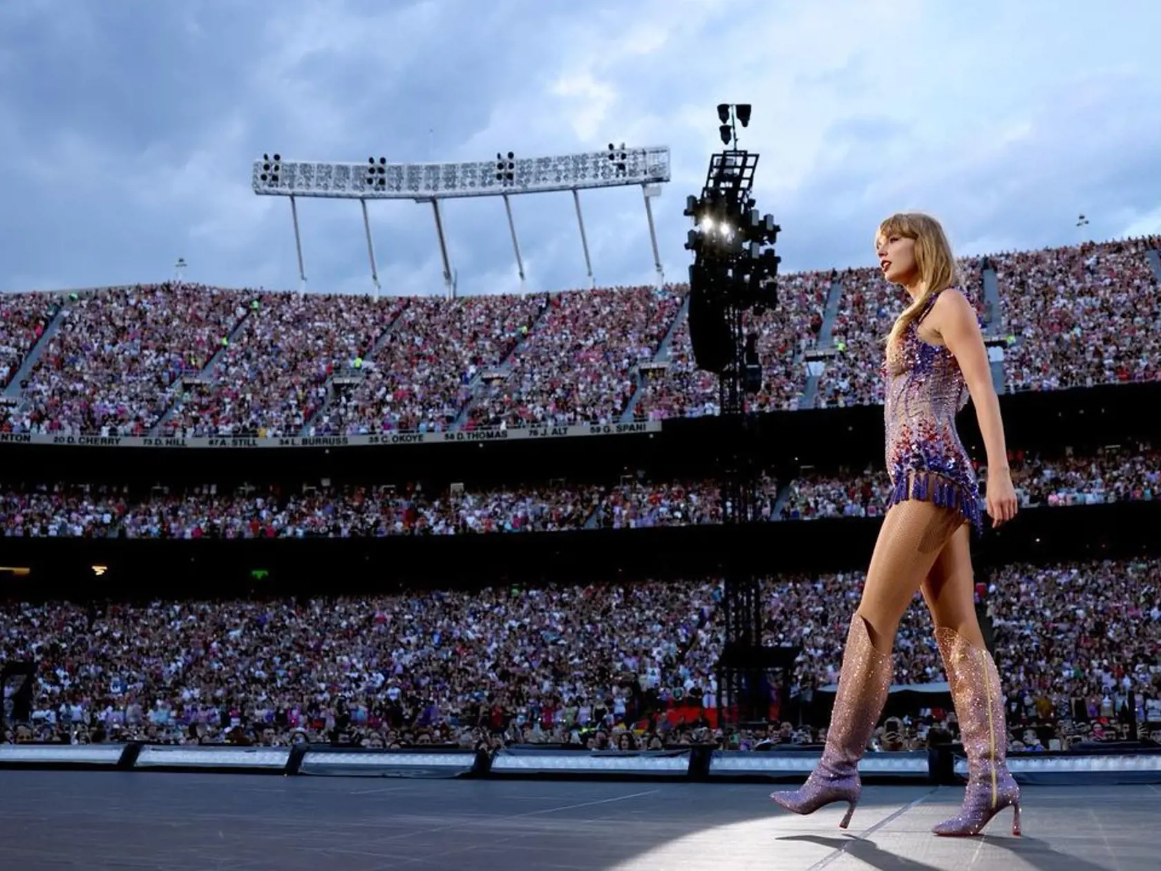 Taylor Swift na svojom turné ERAS TOUR predvádza životnú formu a skvelé outfity.