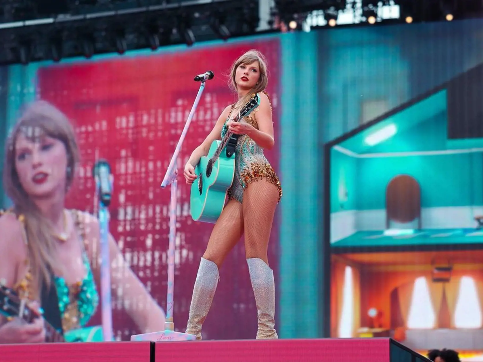 Taylor Swift na svojom turné ERAS TOUR predvádza životnú formu a skvelé outfity.