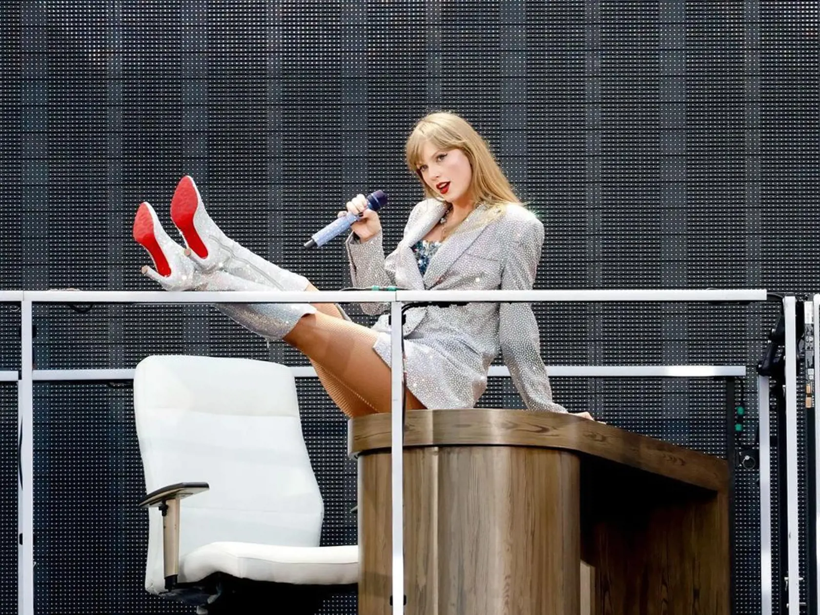 Taylor Swift na svojom turné ERAS TOUR predvádza životnú formu a skvelé outfity.