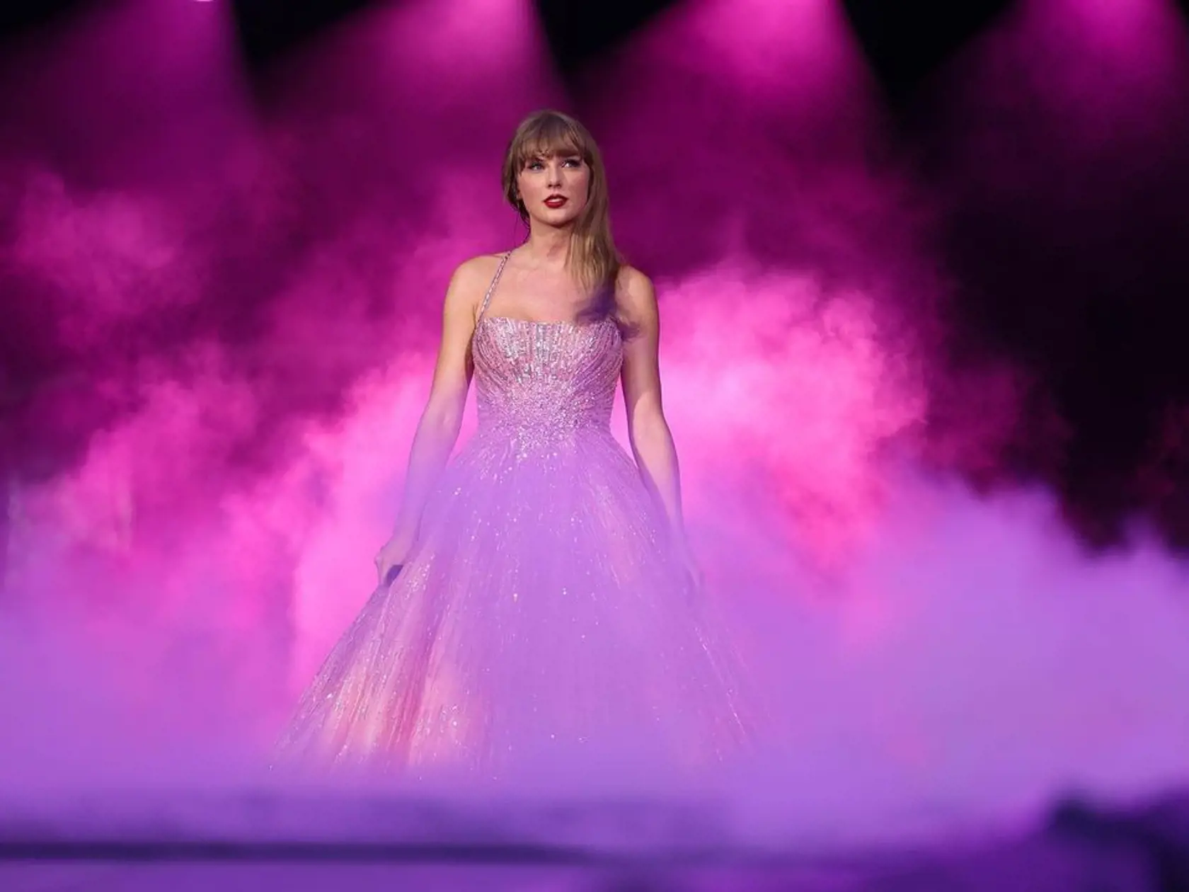 Taylor Swift na svojom turné ERAS TOUR predvádza životnú formu a skvelé outfity.