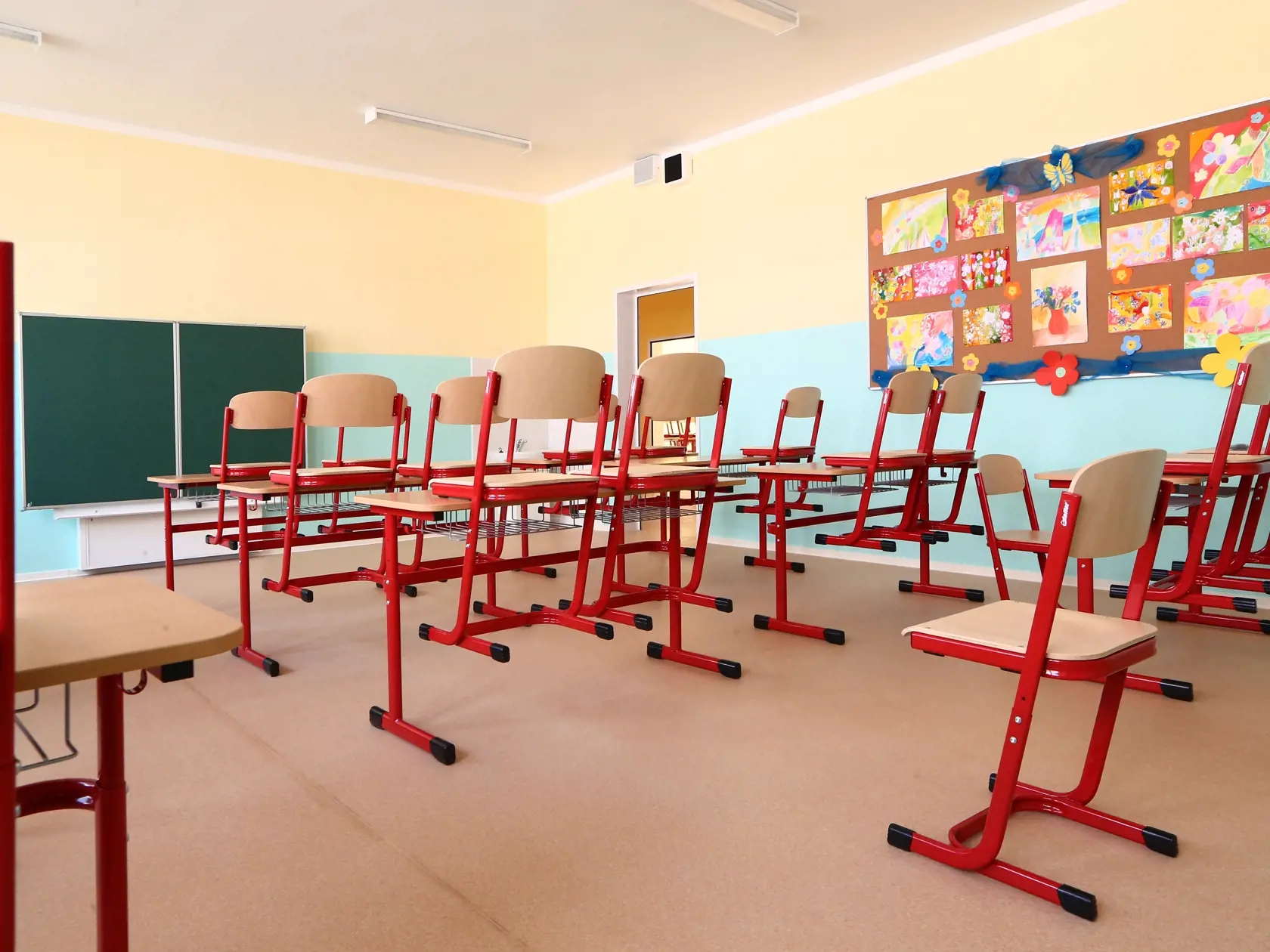 Pred začiatkom školského roka chýba vyše 1200 učiteľov.