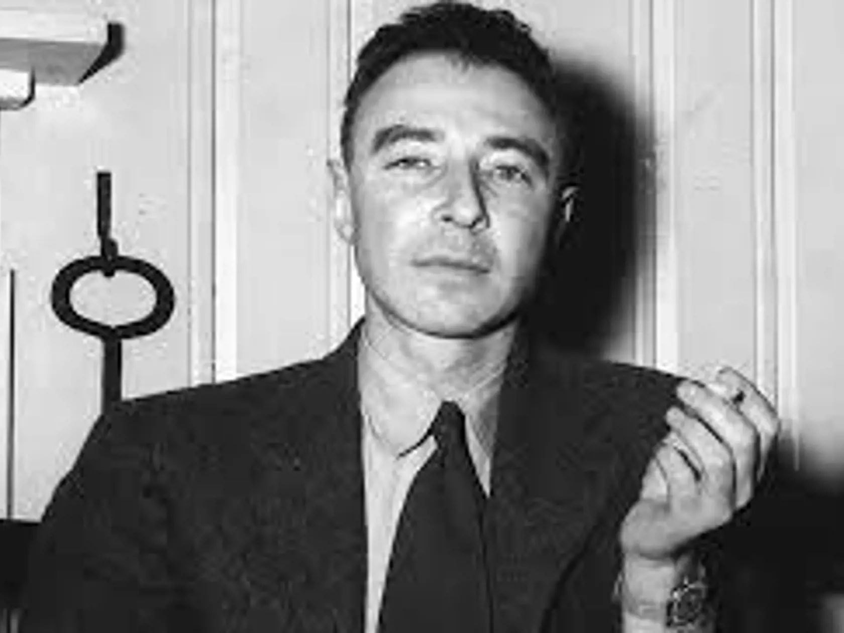 Julius Robert Oppenheimer bol americký teoretický fyzik, známy ako riaditeľ projektu Manhattan, v rámci ktorého viedol počas druhej svetovej vojny vývoj prvej jadrovej zbrane v tajnom laboratóriu v Los Alamos v Novom Mexiku.