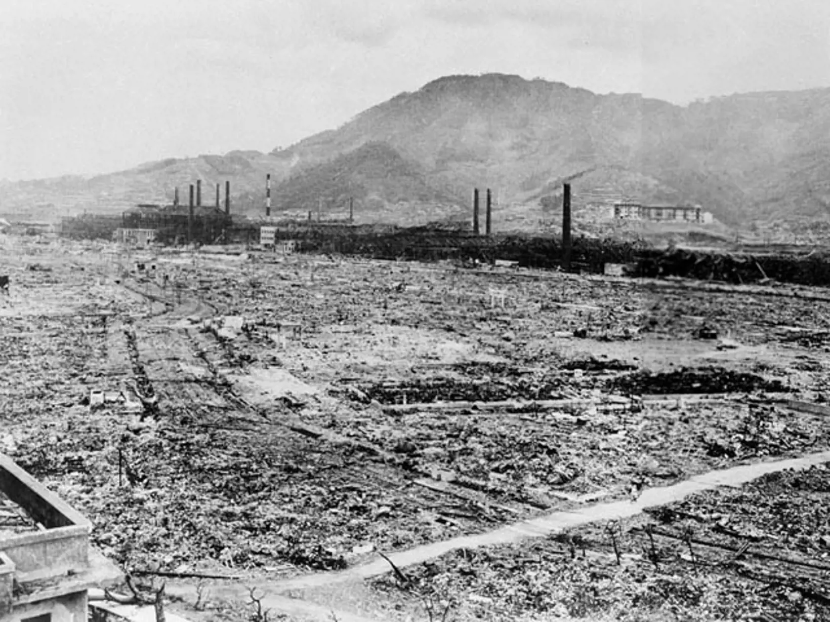 Na archívnej snímke z roku 1945 je japonské mesto Nagasaki po zhodení atómovej bomby. V pozadí je pozostatok zo závodu Mitsubishi.