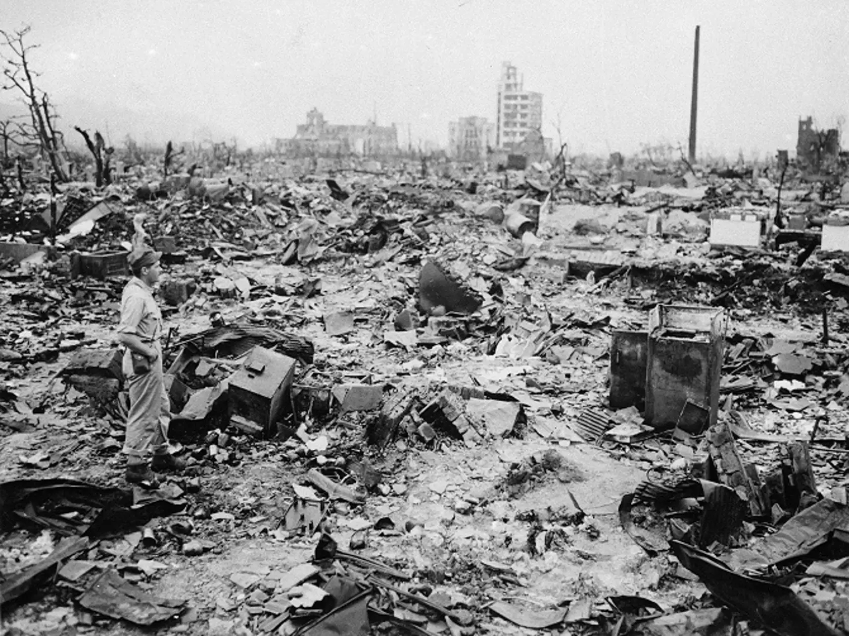 Na archívnej snímke z 8. septembra 1945 zopár budov zostalo stáť po zhodení atómovej bomby na Hirošimu. Dňa 6. augusta 1945 americké letectvo zhodilo jadrovú bombu na japonské mesto Hirošima. O tri dni neskôr, 9. augusta 1945, letectvo USA bombardovalo jadrovou náložou aj mesto Nagasaki.