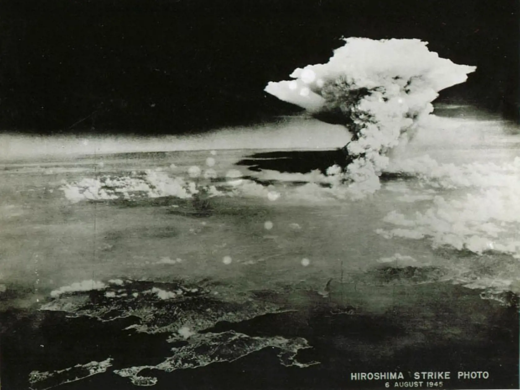6. augusta 1945 zhodili Američania na japonské mesto Hirošima jadrovú bombu. O tri dni neskôr postihol rovnaký osud aj Nagasaki.