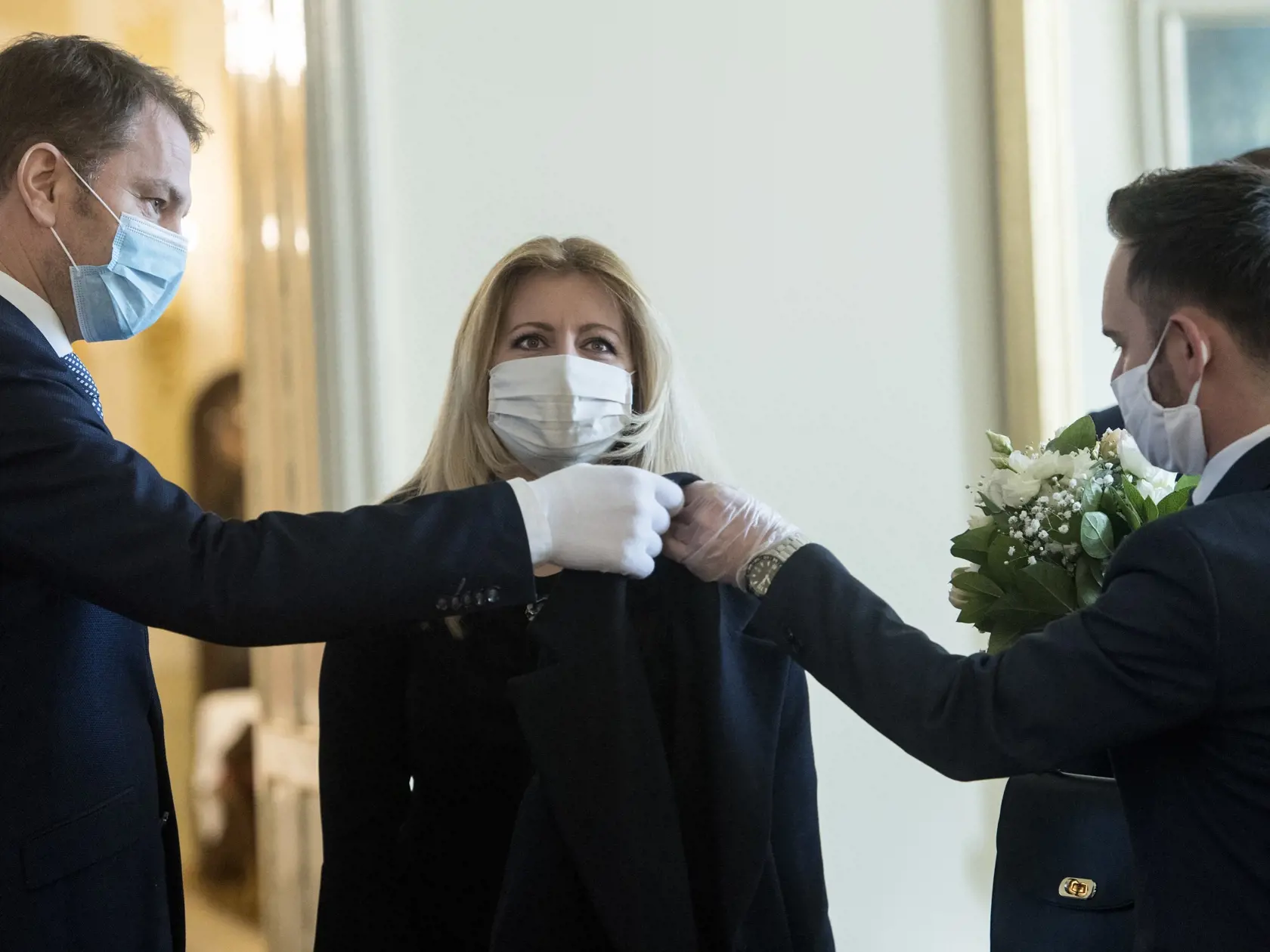 Na snímke uprostred prezidentka SR Zuzana Čaputová navštívila krízový štáb na Úrade vlády SR. Na snímke vľavo premiér SR Igor Matovič v Bratislave v piatok 3. apríla 2020. FOTO TASR - Martin Baumann