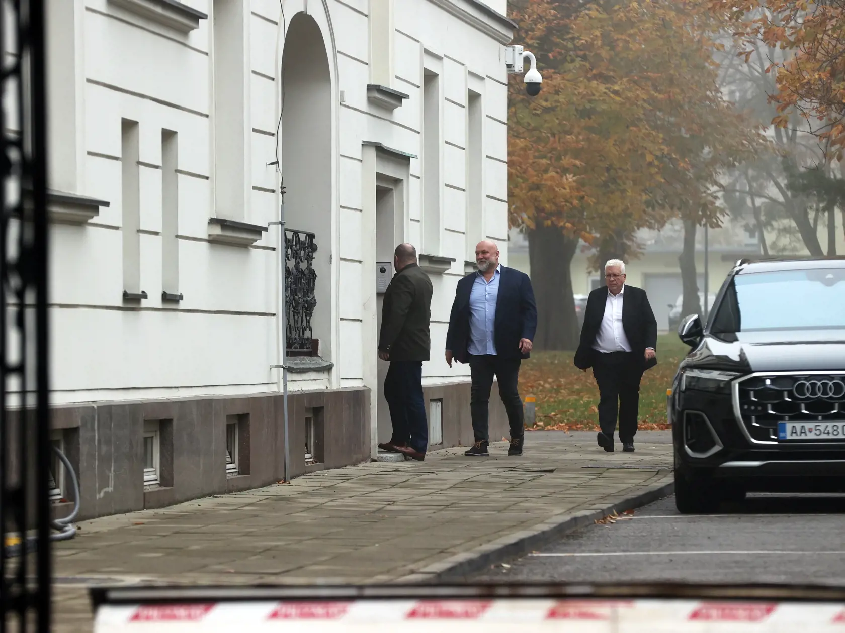 Na snímke je predseda Národnej koalície Rudolf Huliak s poslancami Ivanom Ševčíkom a Pavlom Ľuptákom na ceste na  Úrad vlády.
