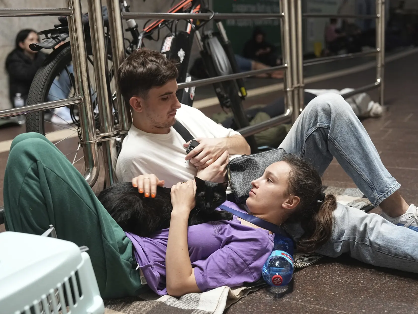 WA 5 Kyjev - Ľudia sa ukrývajú a spia v metre počas útoku ruskej armády na ukrajinskú metropolu Kyjev vo štvrtok 10. júla 2025. FOTO TASR/AP
People rest in a metro station, being used as a bomb shelter, during a Russian attack in Kyiv, Ukraine, early Thursday, July 10, 2025. (AP Photo/Efrem Lukatsky)