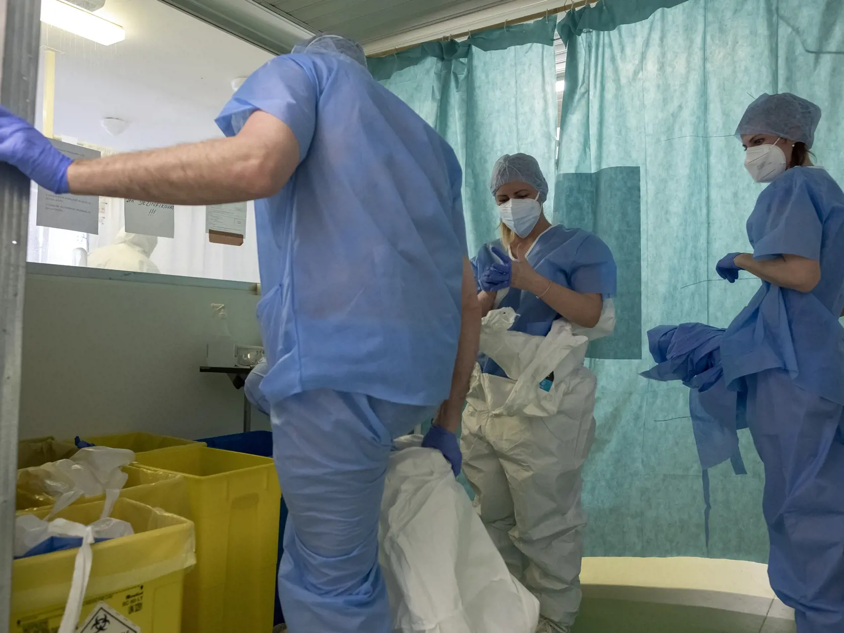 Pred vstupom na covidové ARO sa všetci pracovníci musia navliecť do ochranných oblekov. Oveľa dôležitejšie je však si ich správne zložiť, práve pri skladaní hrozí vyššie riziko nákazy.