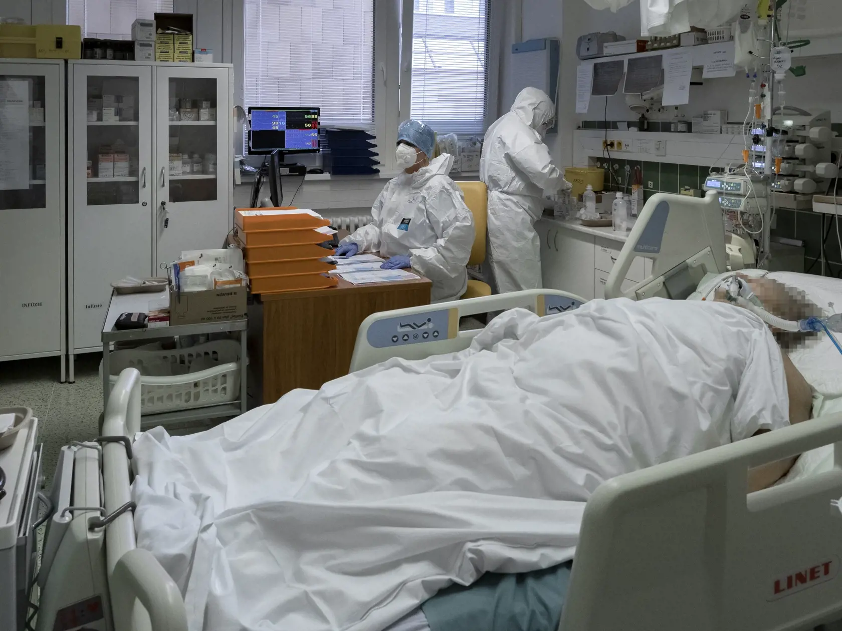 Situácia na anesteziologicko-resuscitačnom oddelení nemocnice svätého Cyrila a Metoda v Bratislave si vyžiadala zriadenie špeciálnej sekcie, kde sa nepretržite starajú o pacientov nakazených koronavírusom Covid - 19. 