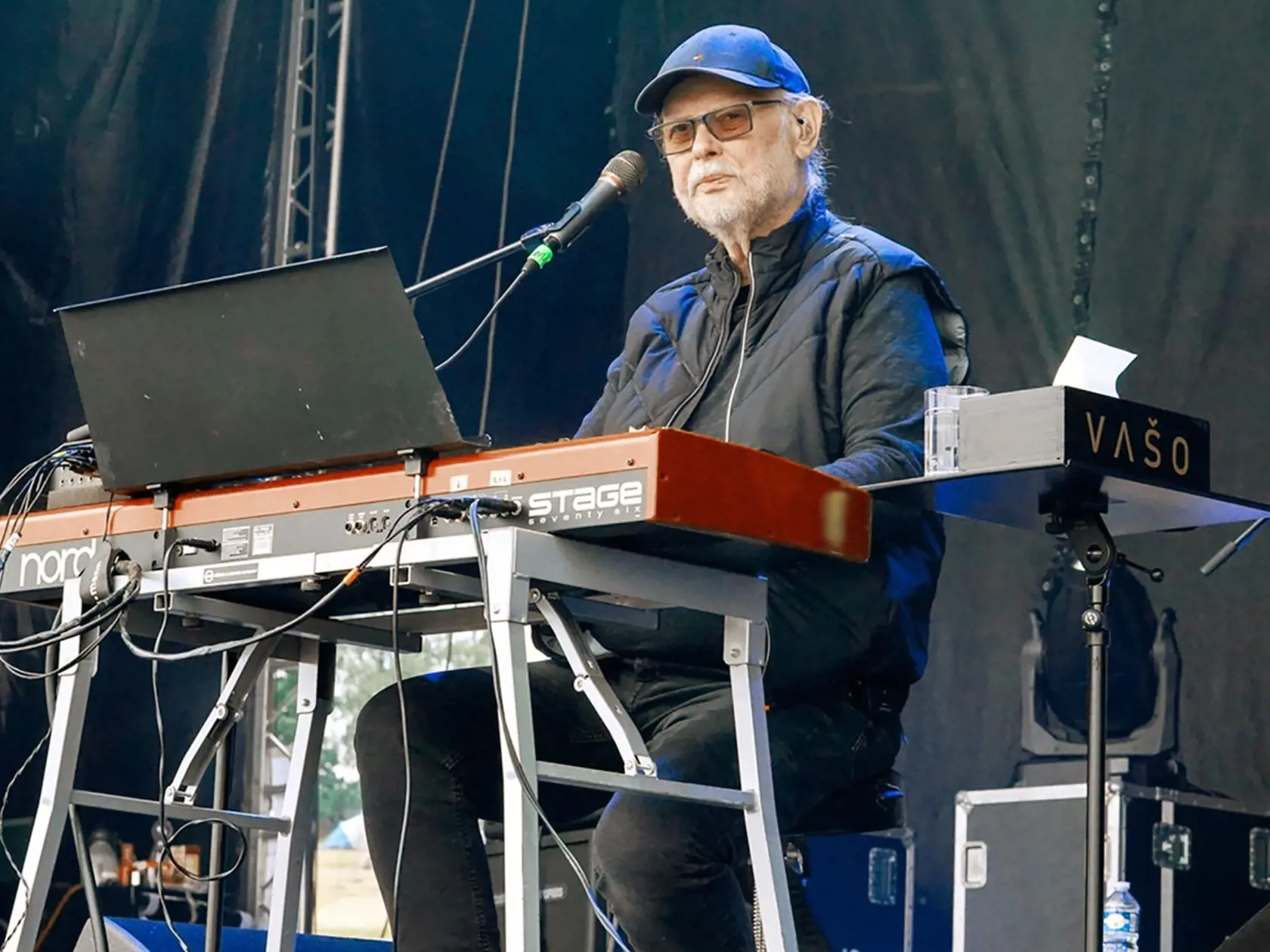 Koniec júla 2023
Vychudnutý. Hudobník, ktorý má otca Čecha a mamu Slovenku, odohral svoj posledný koncert na festivale Benátská v Liberci.