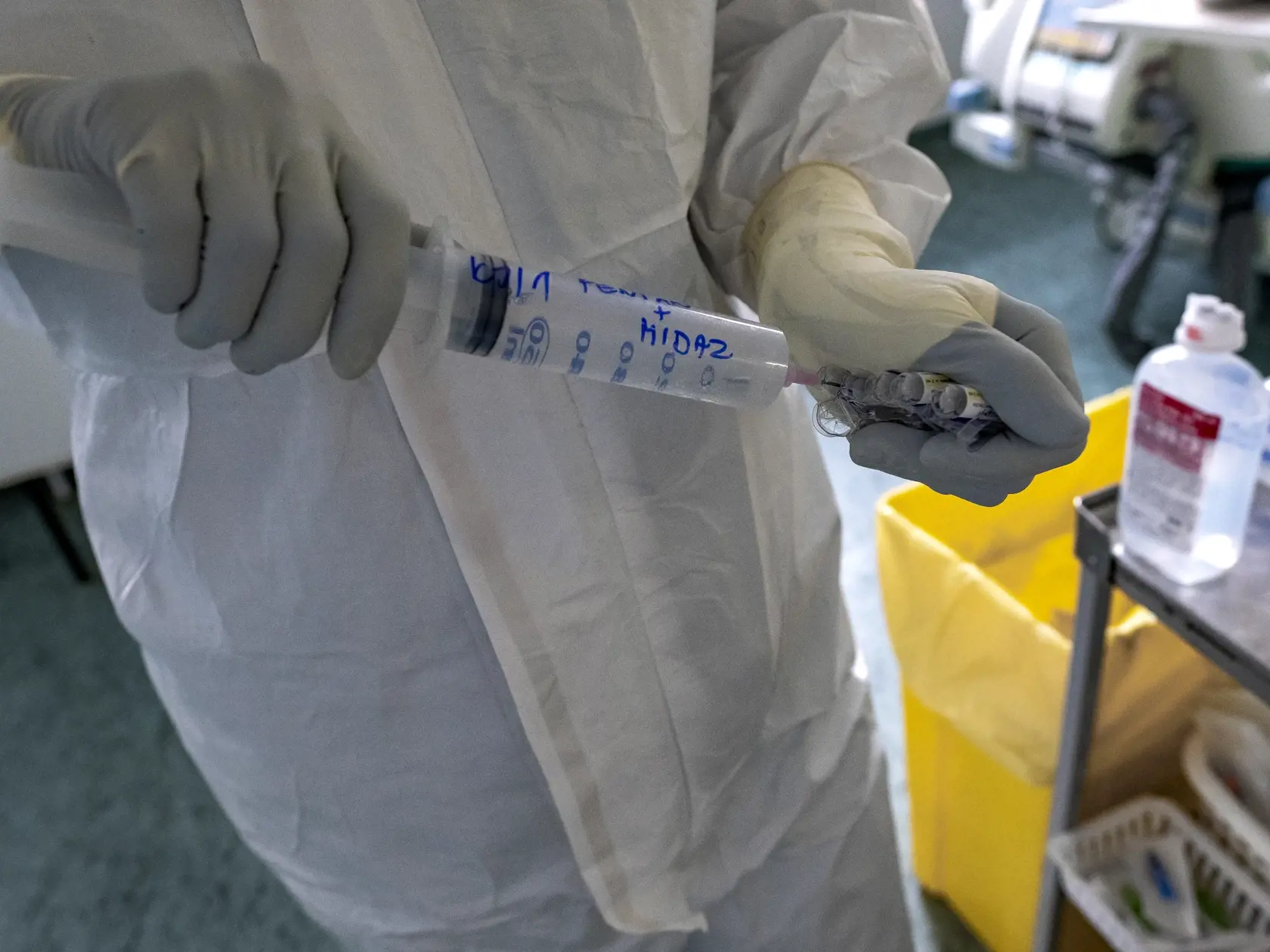 Pacienti dostávajú množstvo liekov, vitamíny, kortikoidy, nízkomolekulárny heparín, lieky na podporu obehu, podporu močenia a ďalšie.