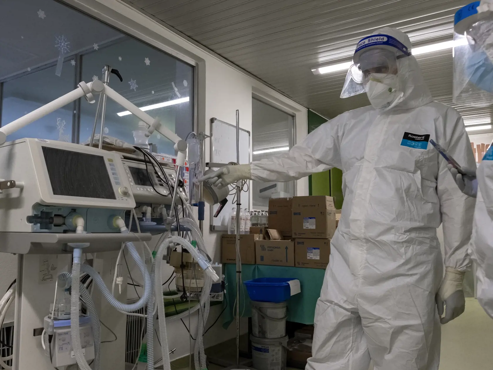 Situácia na anesteziologicko-resuscitačnom oddelení nemocnice svätého Cyrila a Metoda v Bratislave si vyžiadala zriadenie špeciálnej sekcie, kde sa nepretržite starajú o pacientov nakazených koronavírusom Covid - 19. 