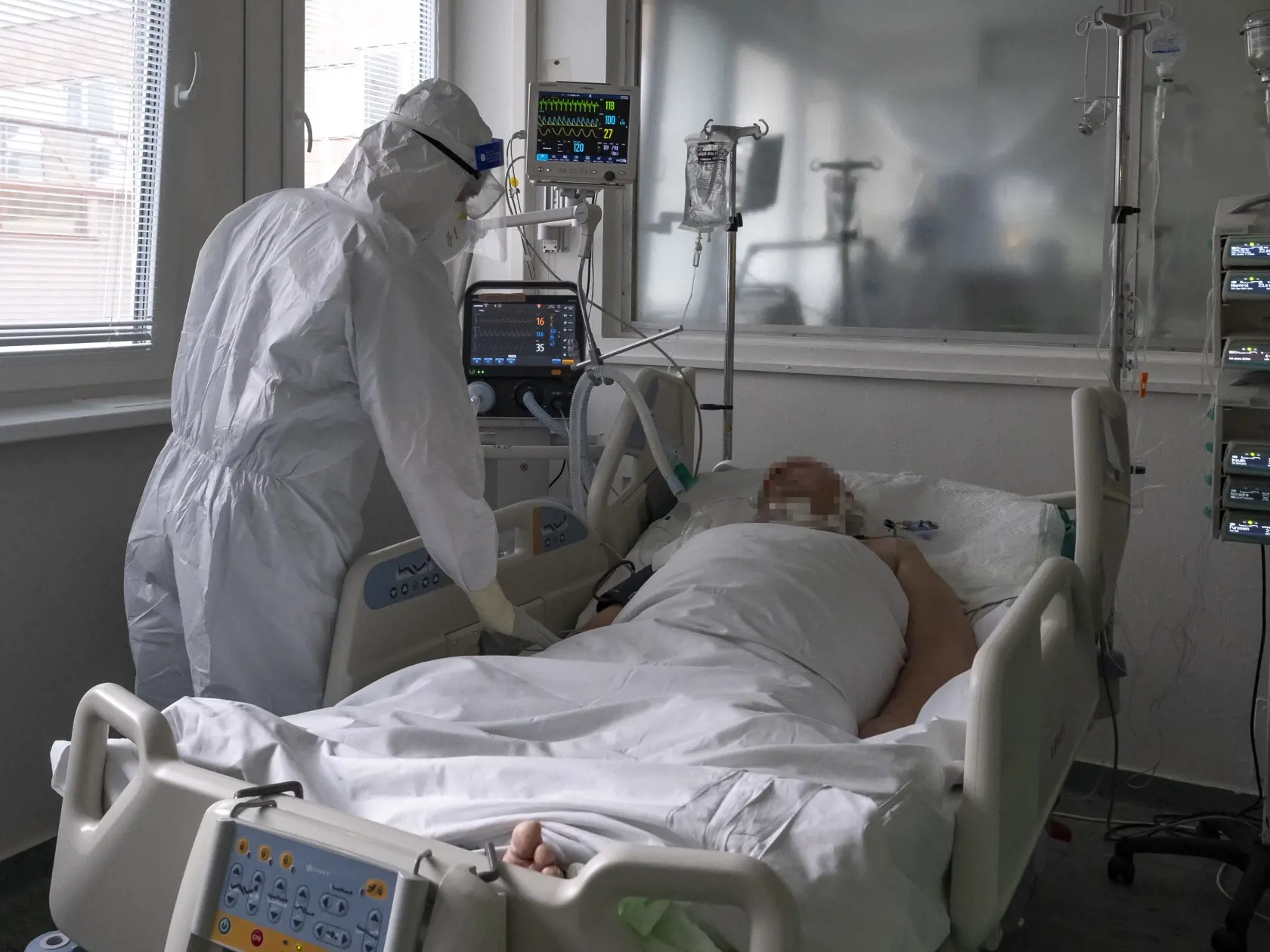 Pľúcna ventilácia má viacero režimov. Obsluhovať takýto prístroj je hotová veda.