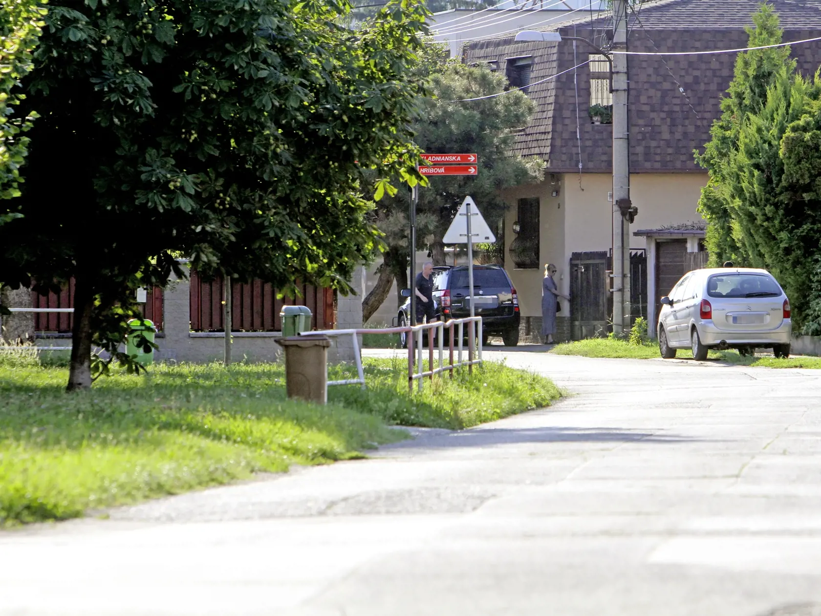 Zostal v Bratislave. Po správe o Vašovej smrti sme Joža Ráža zastihli pred jeho domom. Dohliadala na neho manželka Barbora.