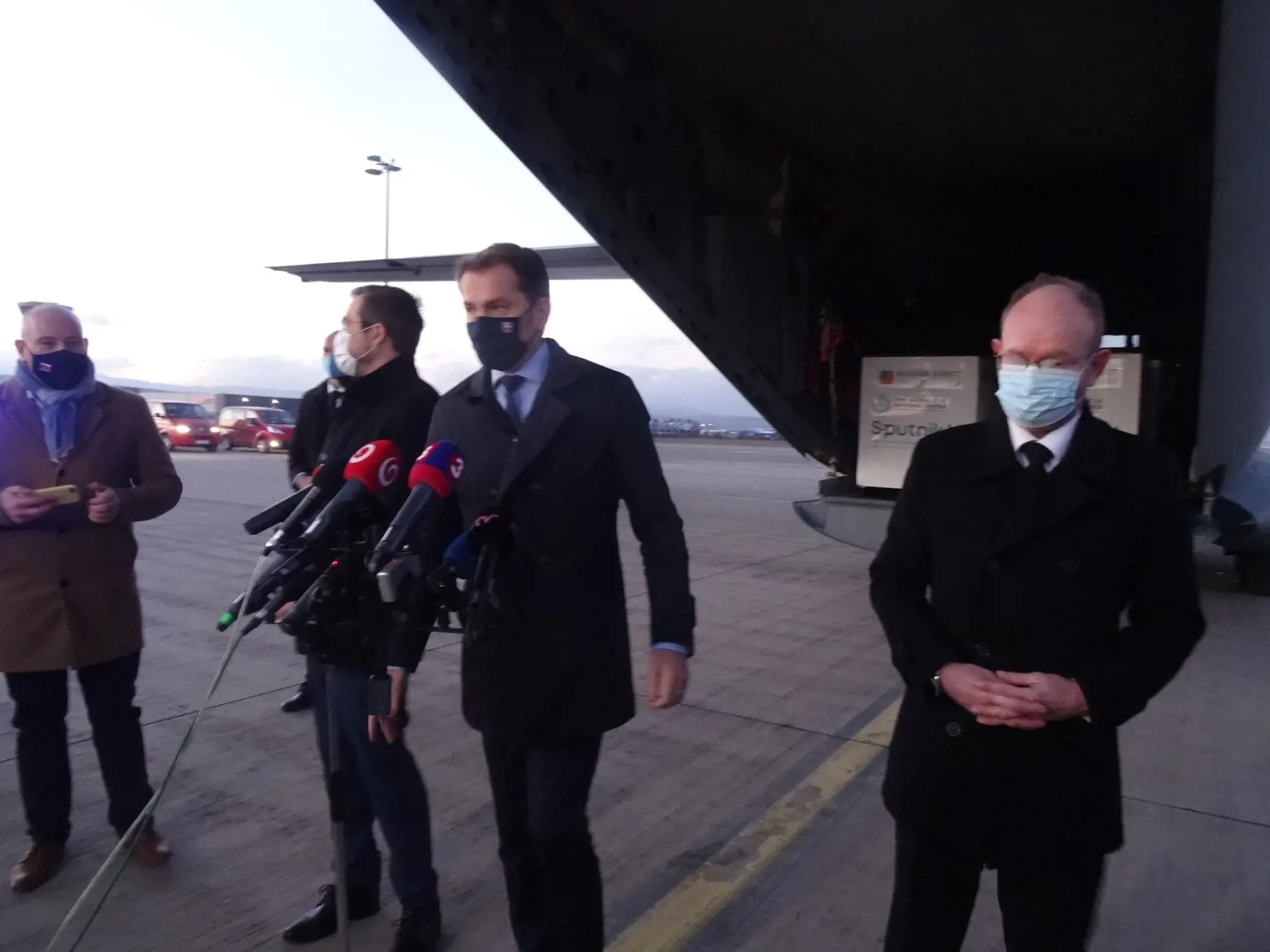 Premiér Igor Matovič informoval o prvých dodávkach ruskej vakcíny Sputnik V, ktorá dorazila na Slovensko. Celkovo by malo prísť až dva milióny dávok.