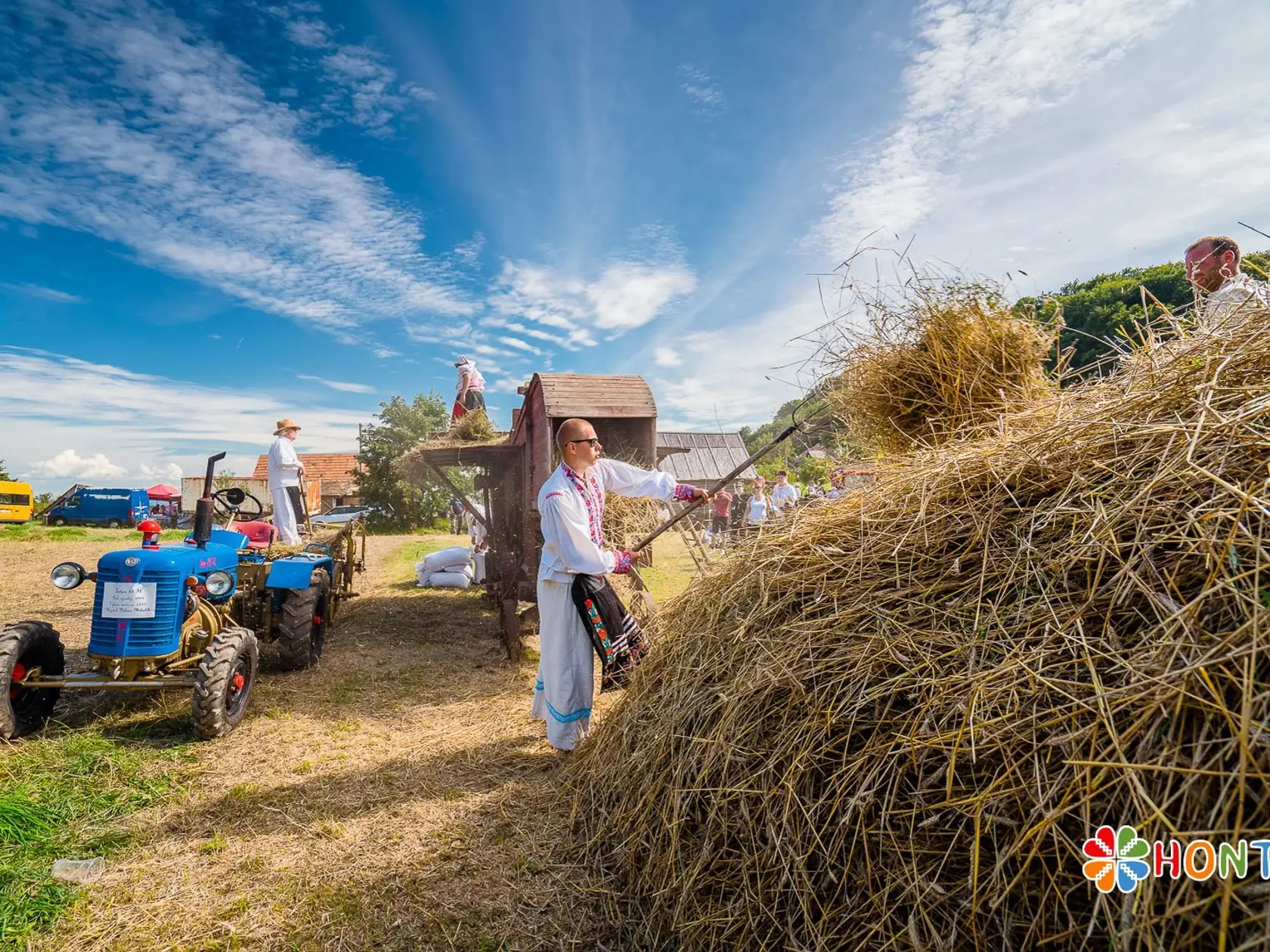 Folklórny festival Hontianska paráda sa koná už tradične v Hrušove. Pomenovaný je podľa regiónu v ktorom sa obec nachádza. Každoročne ho navštív približne 20-tisíc hostí.