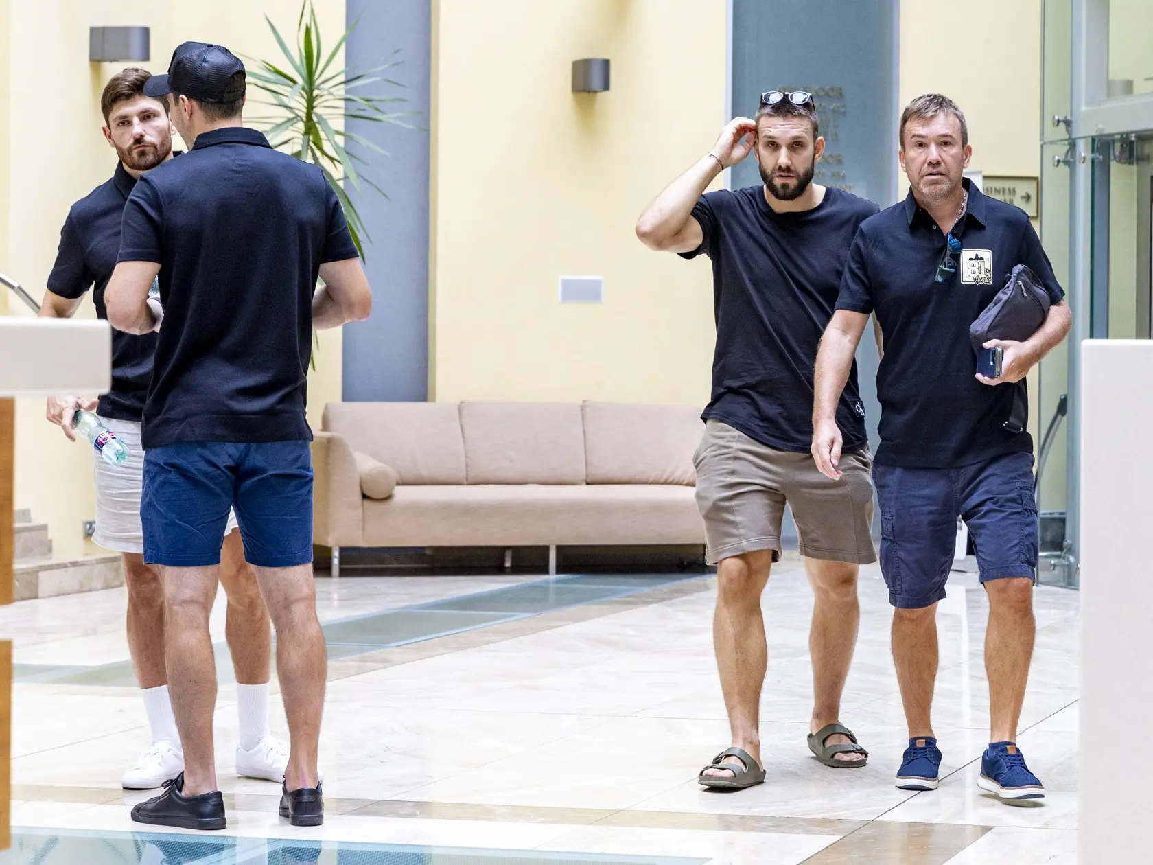 Marián Hossa sa rozlúčil s úspešnou kariérou na podujatí “Good bye Game 81”, na ktorom sa predstavilo množstvo veľkým mien svetového aj slovenského hokeja. Na snímke je Denis Hudec a Žigmund Pálffy. 