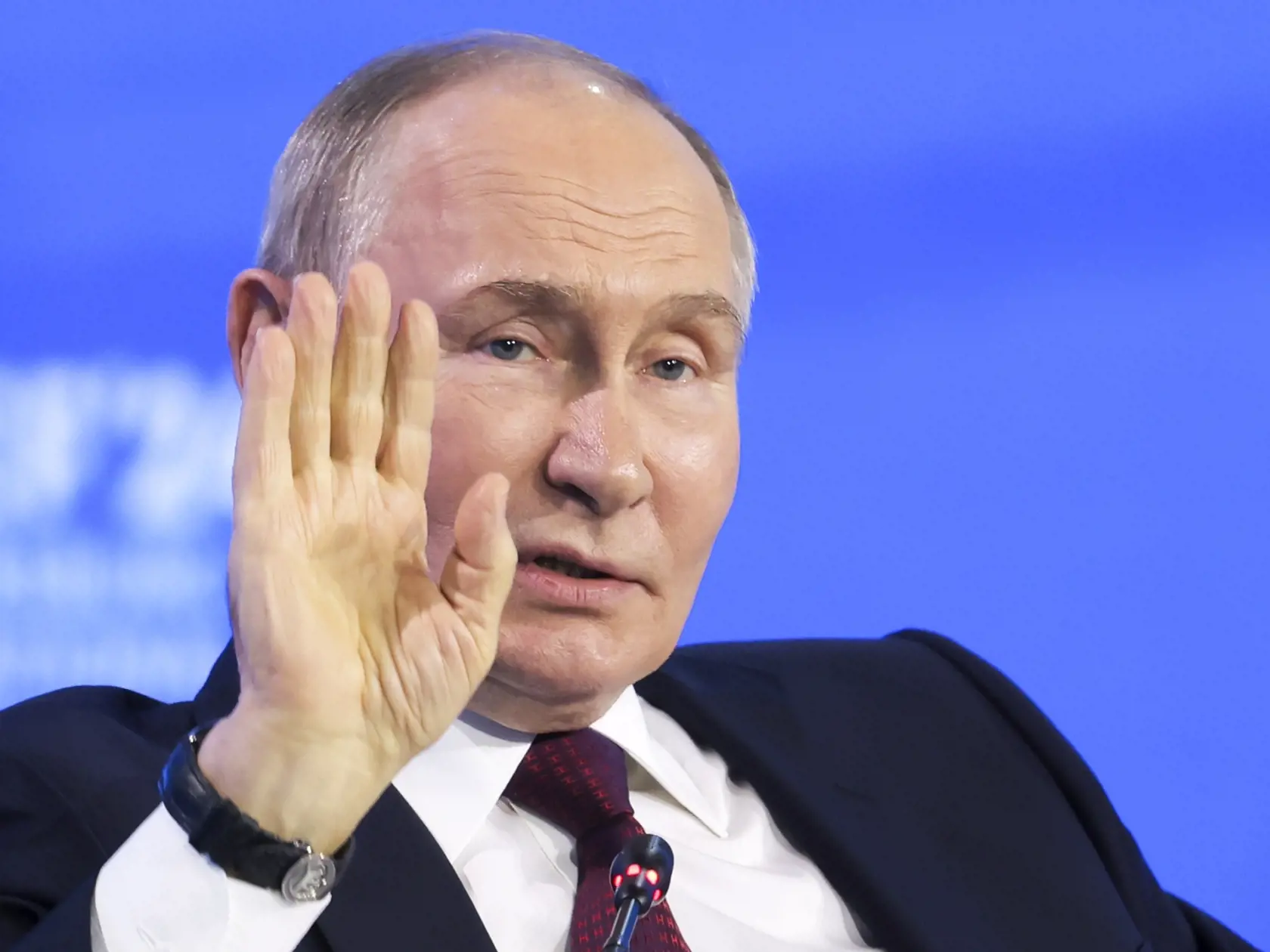 Ruský prezident Vladimir Putin počas prejavu na plenárnom zasadnutí Medzinárodného ekonomického fóra v Petrohrade v piatok 7. júna 2024.