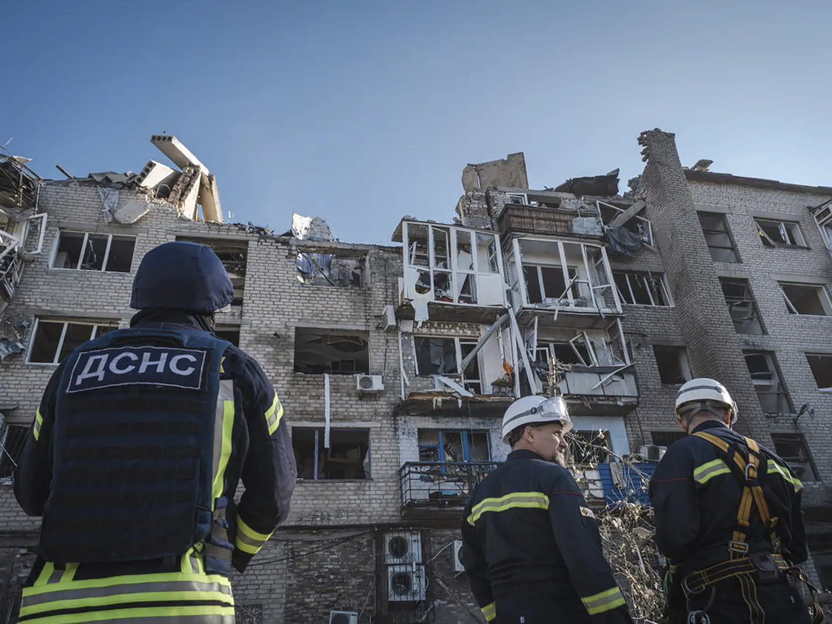 Záchranári pracujú na mieste zničenej obytnej budovy po ruskom raketovom útoku v meste Pokrovsk, v Doneckej oblasti 8. augusta 2023.