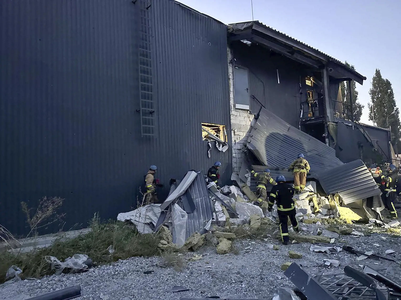 WA 12 Záporožie - Na snímke hasiči prehľadávajú zničenú budovu po ruskom raketovom útoku v meste Záporožie na juhu Ukrajiny v stredu 9. októbra 2023. Pri stredajšom ruskom raketovom útoku, ktorý zasiahol obytnú oblasť mesta Záporožie na juhu Ukrajiny zahynuli najmenej dvaja ľudia, uviedol ukrajinský minister vnútra Ihor Klymenko. FOTO TASR/AP 

In this photo provided by the Zaporizhzhia administration Press Office, rescuers work on the scene of a building damaged after Russian missile strikes in