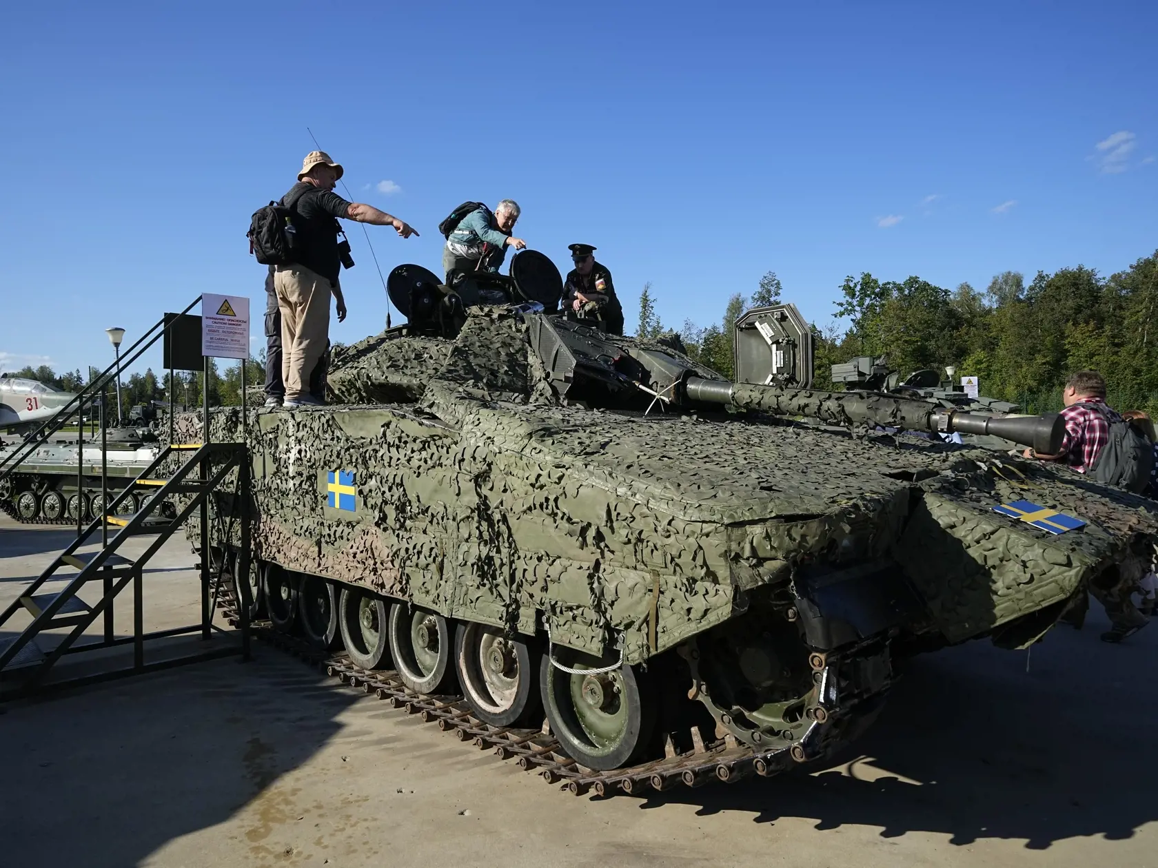 Novinári si prezerajú výstavu tankov a obrnených vozidiel krajinských ozbrojených síl, ktoré ruskí vojaci poškodili a zajali počas bojov na Ukrajine na sedemdňovom medzinárodnom veľtrhu vojenskej techniky "Army 2023" v ruskom kongresovom a výstavnom centre Patriot Park pri Moskve v utorok 15. augusta 2023.
