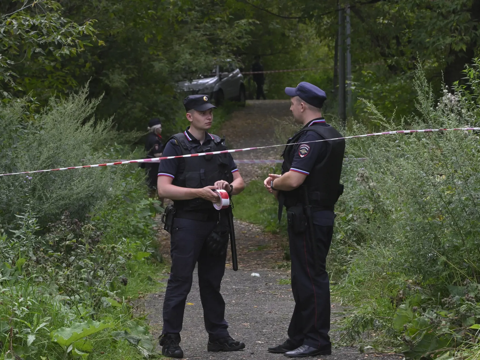 Policajti zasahujú po zneškodnení dronu nad územím Moskvy v piatok 11. augusta 2023.