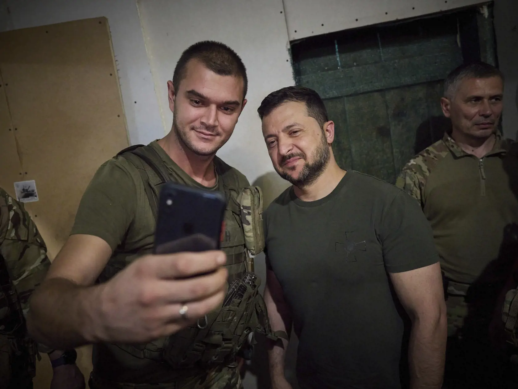 Ukrajinský prezident Volodymyr Zelenskyj (vpravo) pózuje s vojakom počas návštevy brigádneho veliteľstva na frontovej línii pri Soledare vo východoukrajinskej Doneckej oblasti v pondelok 14. augusta 2023.